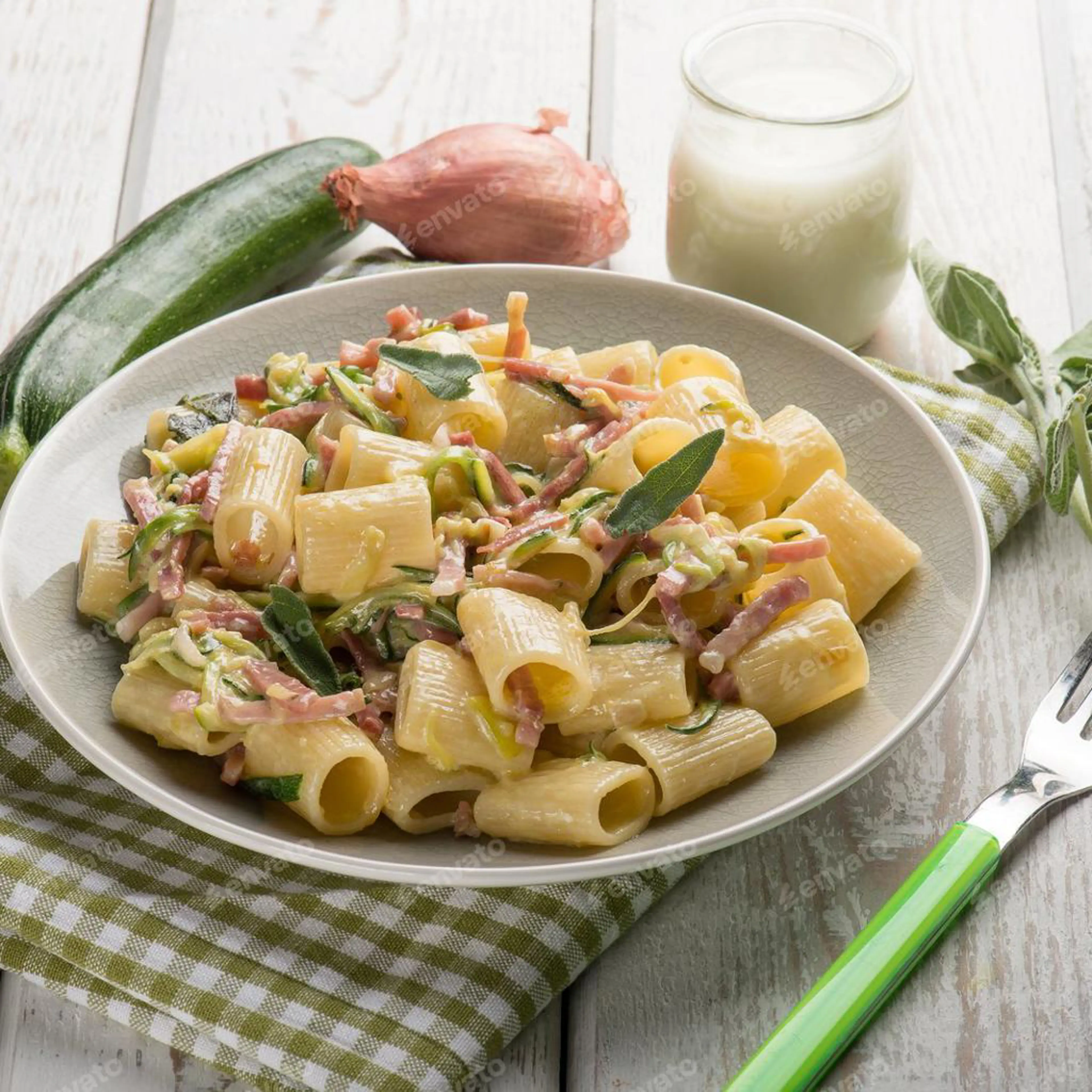 Pasta med zucchini och kokt skinka