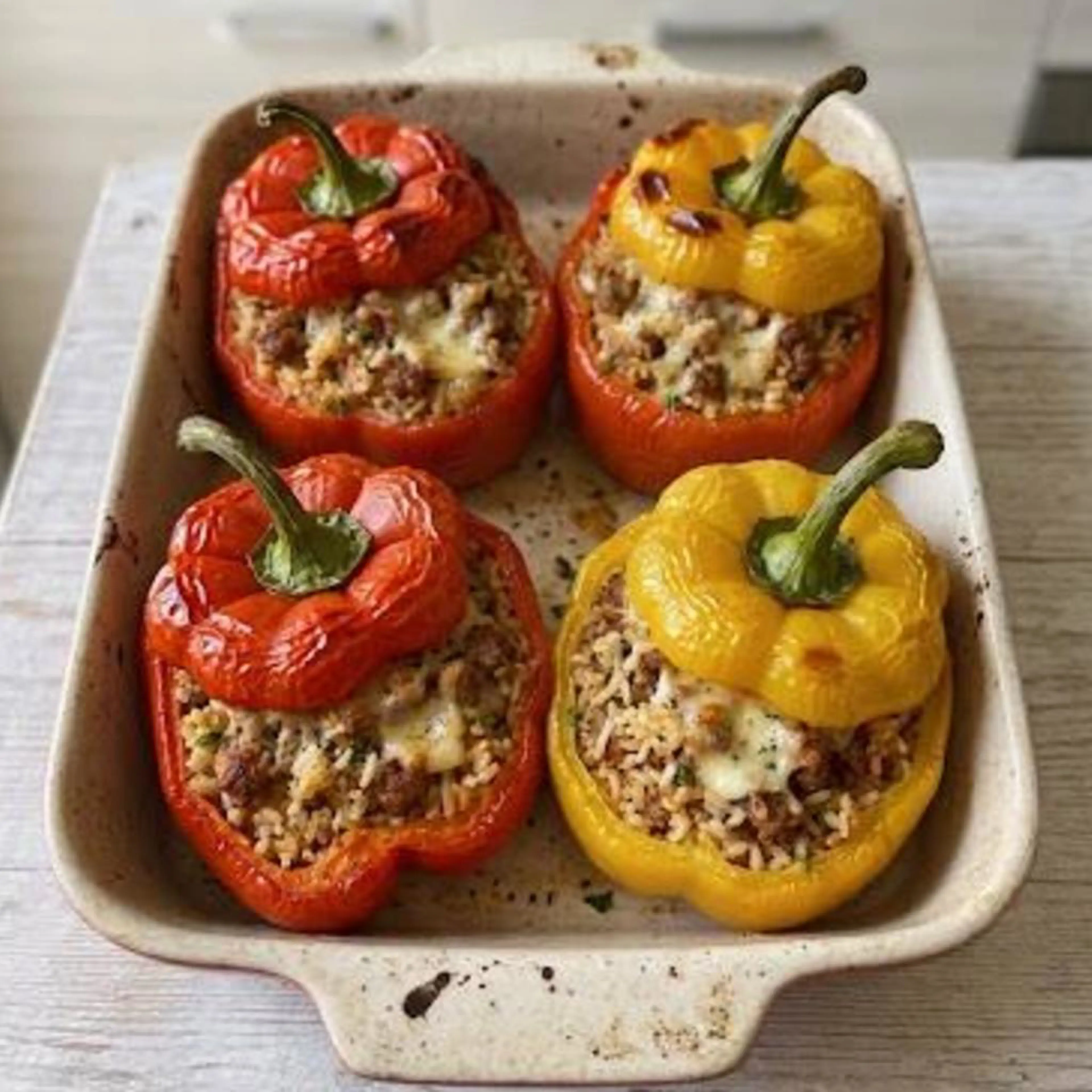 Gefüllte Paprika mit Reis und Wurst