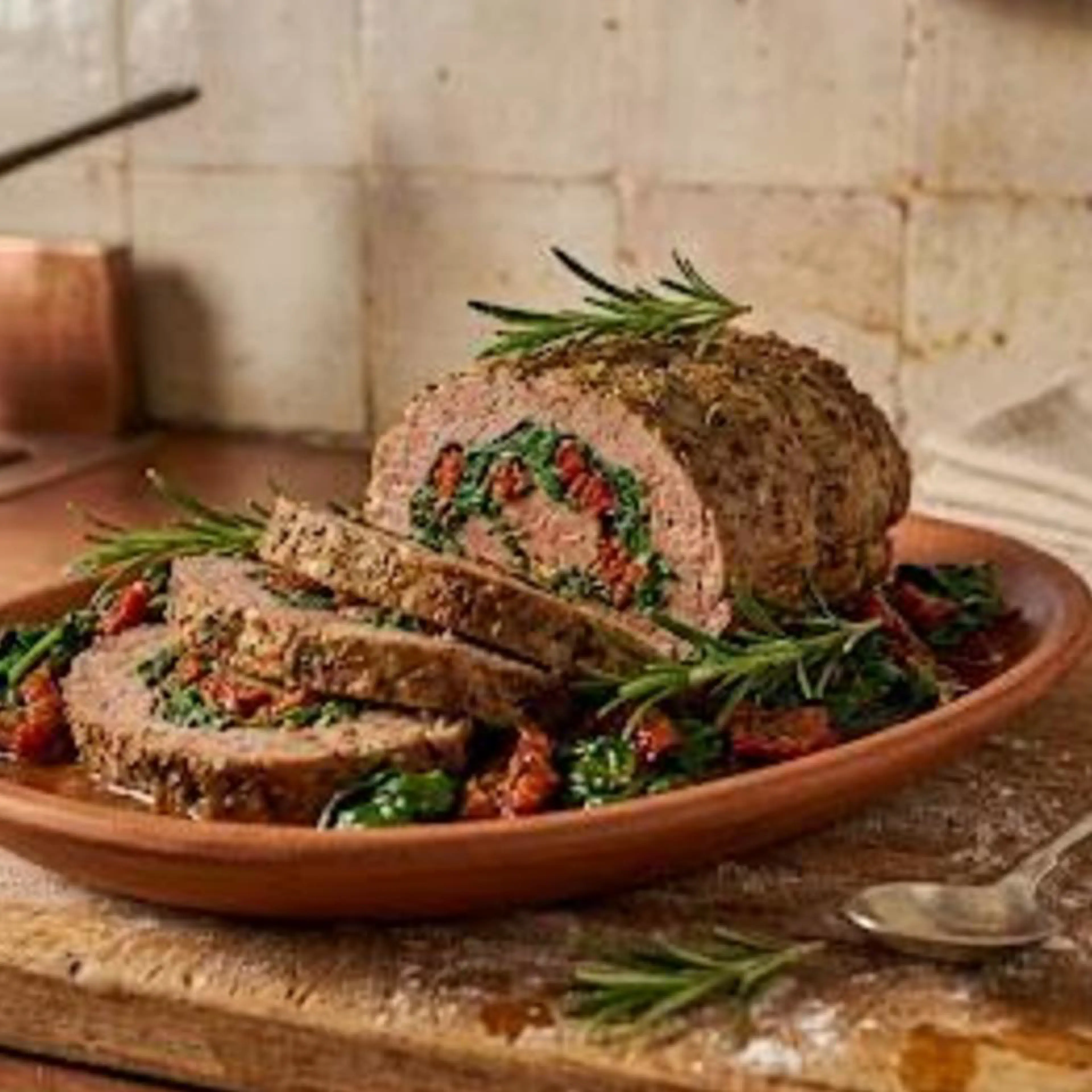 Мясной рулет с начинкой из шпината