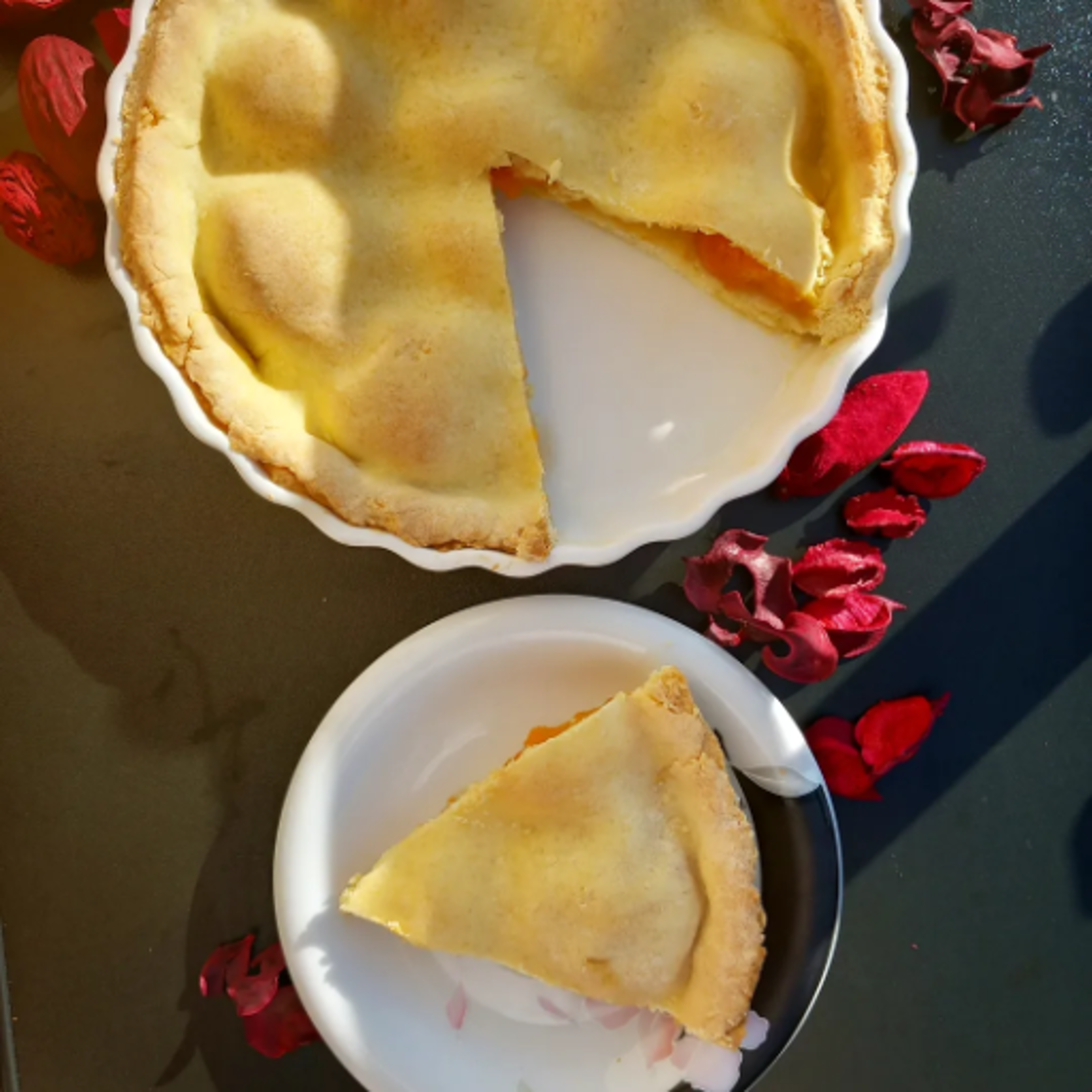 Almond flour tart filled with apricots, gluten-free and lactose-free