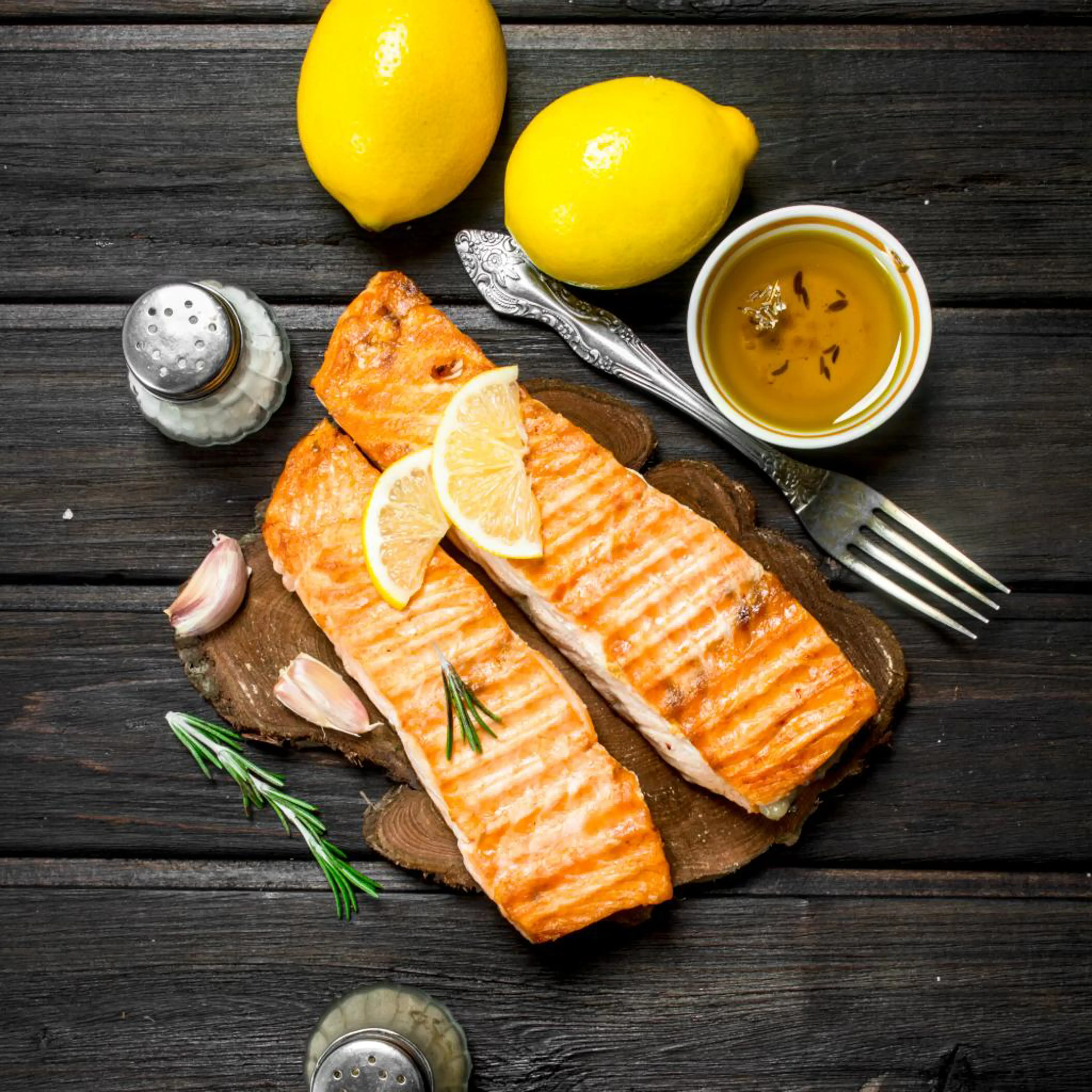 Grilled salmon with ginger and lemon sauce