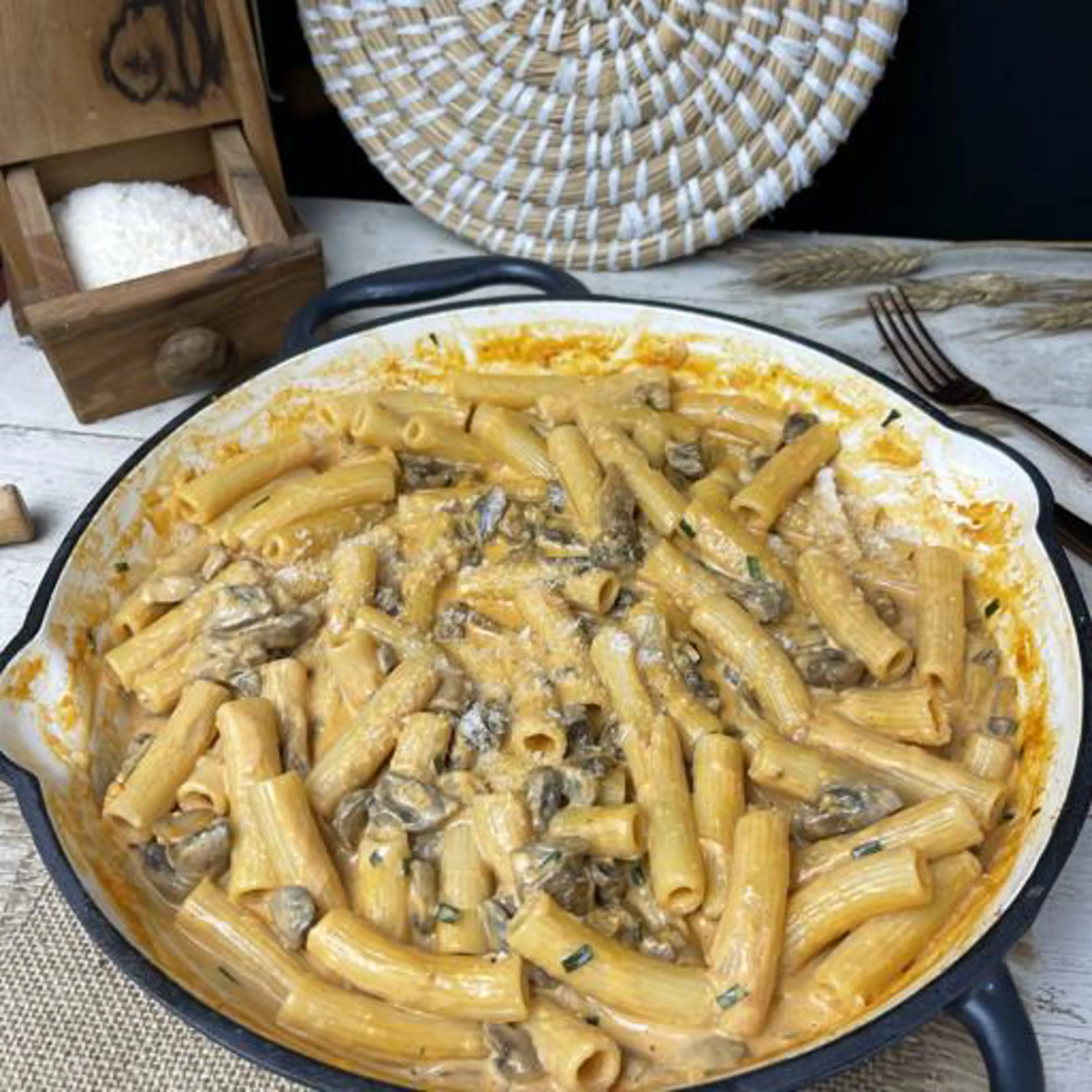 Creamy rigatoni with champignon mushrooms