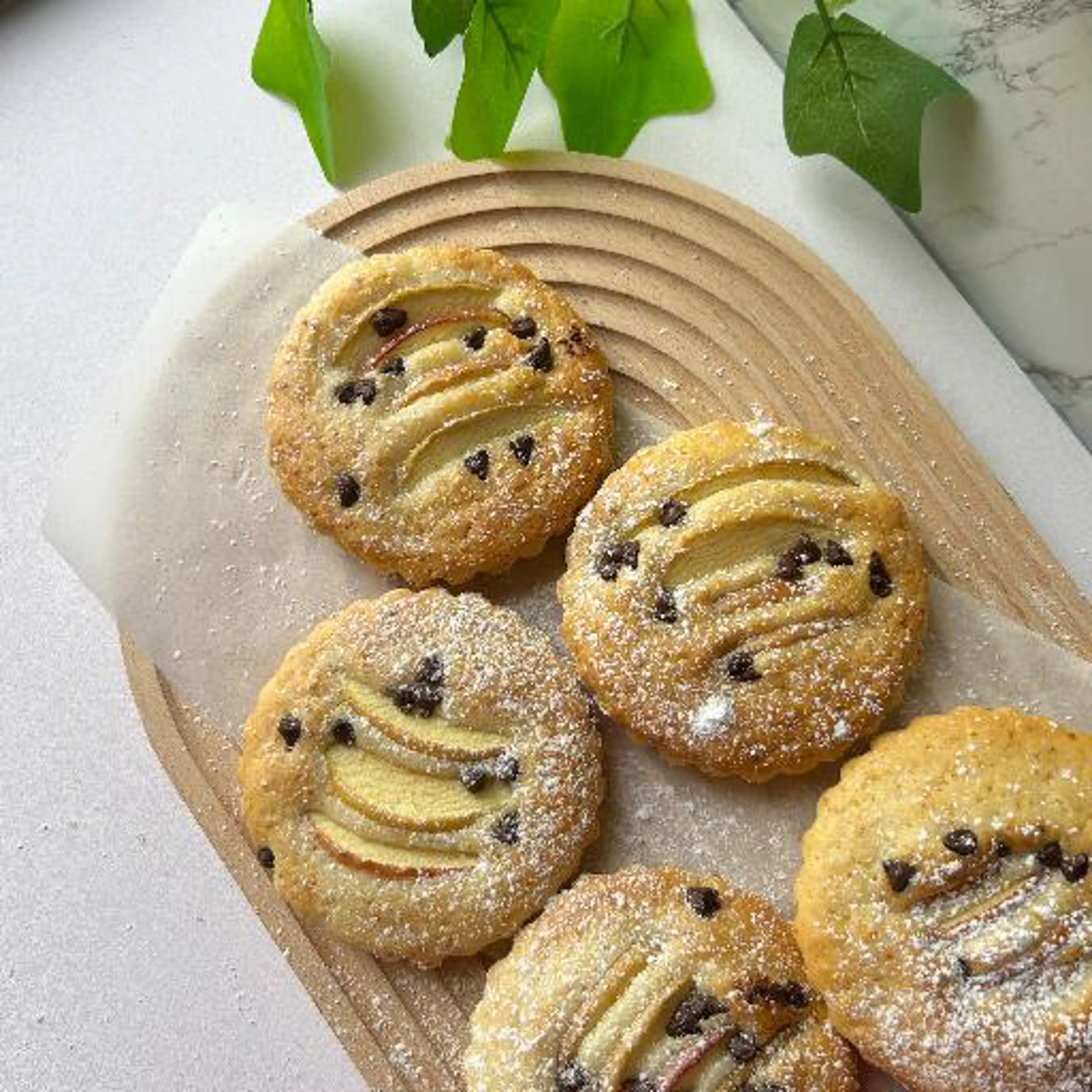 Apple and chocolate tartlets