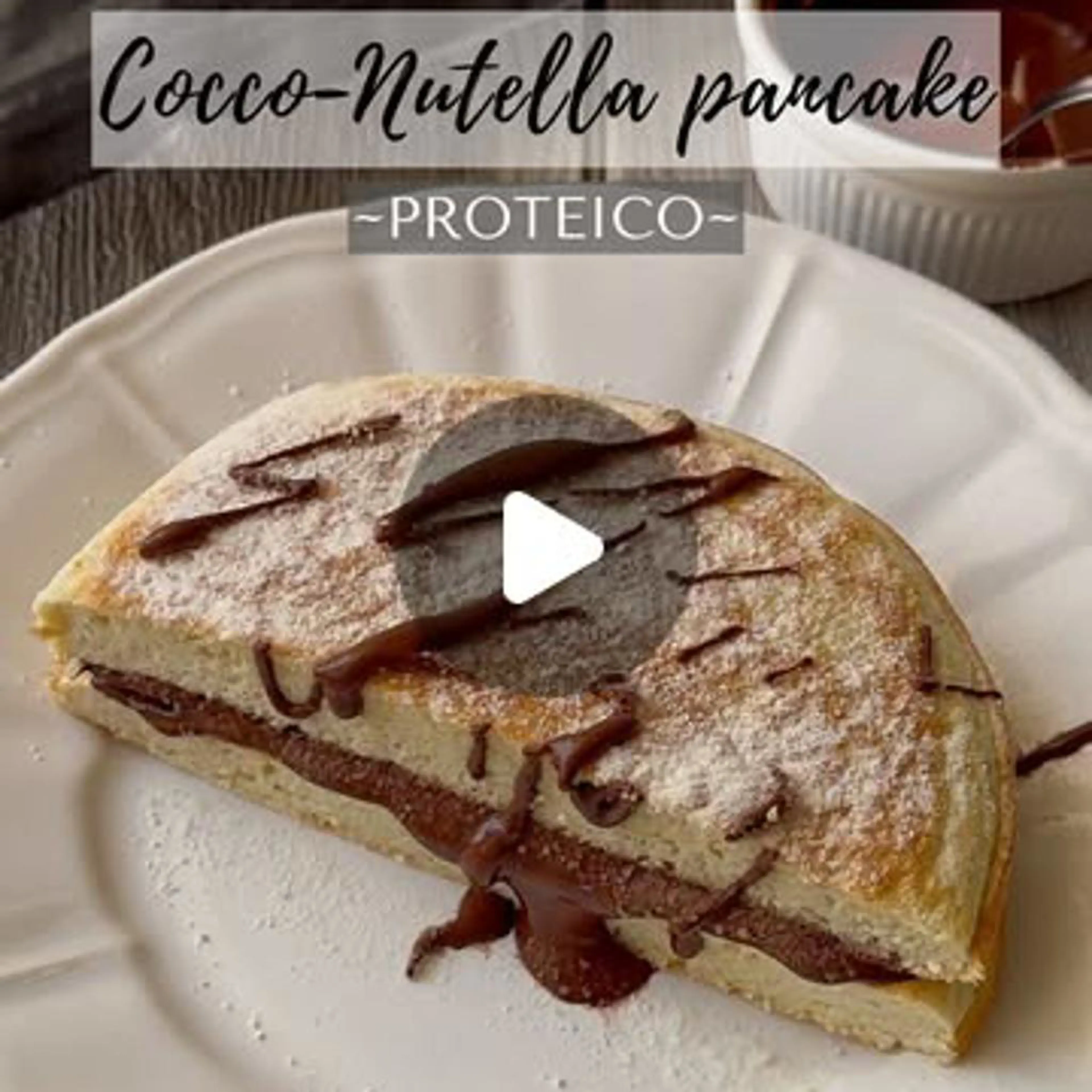 코코넛과 "Nutella"를 곁들인 단백질 팬케이크