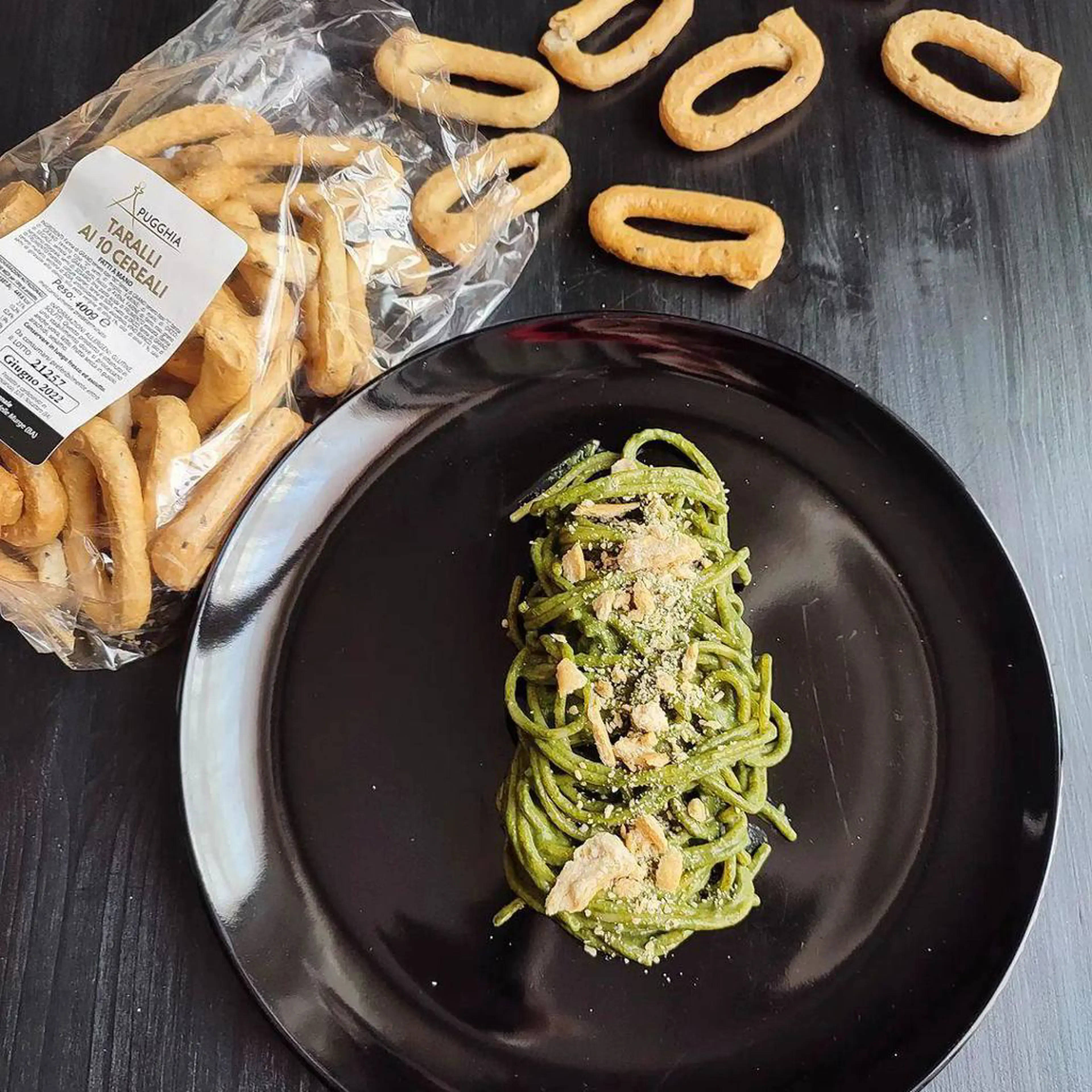 Spaghetti with spinach cream