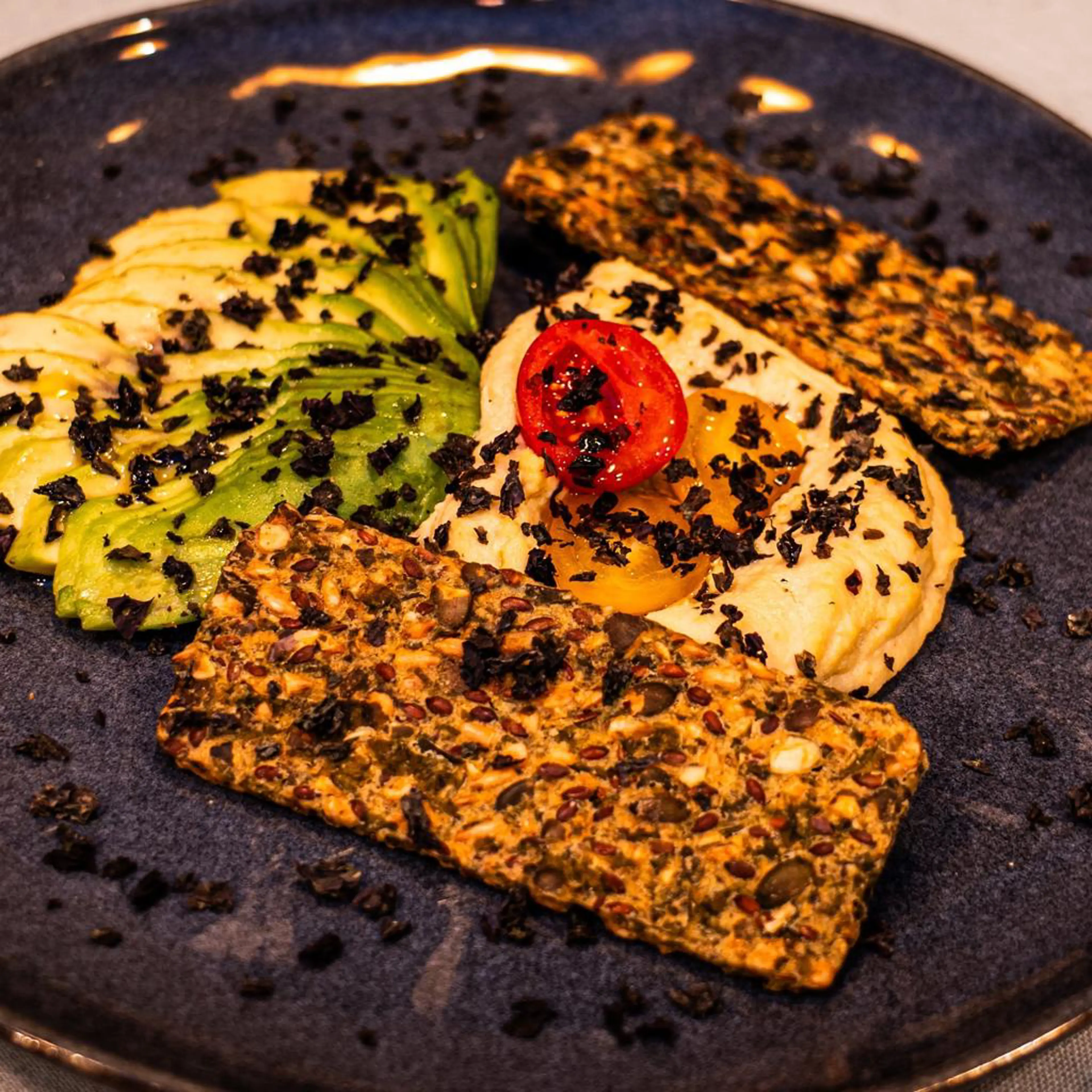 Kelp crunch with nori hummus and avocado