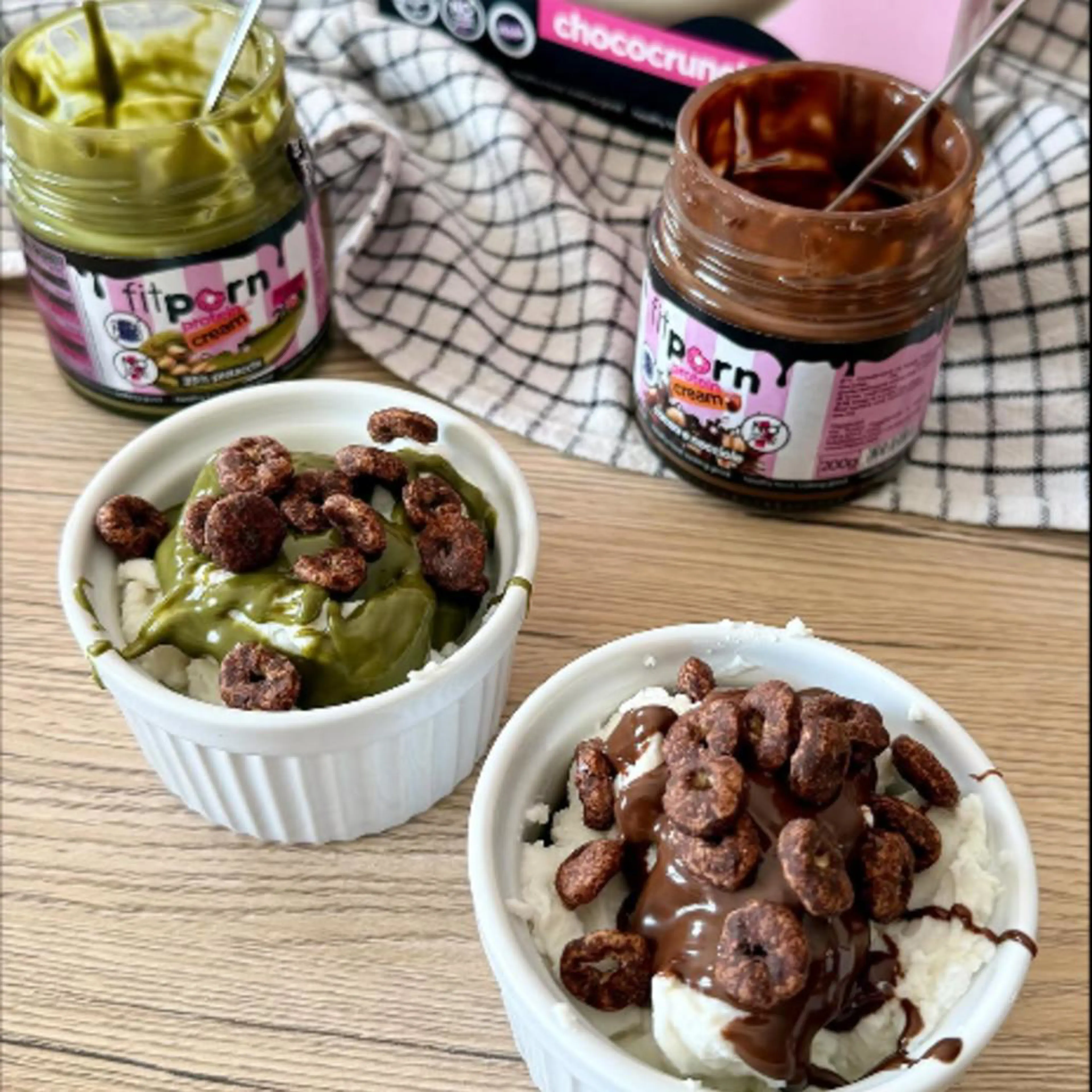 Creamy protein cup with cereal and ricotta