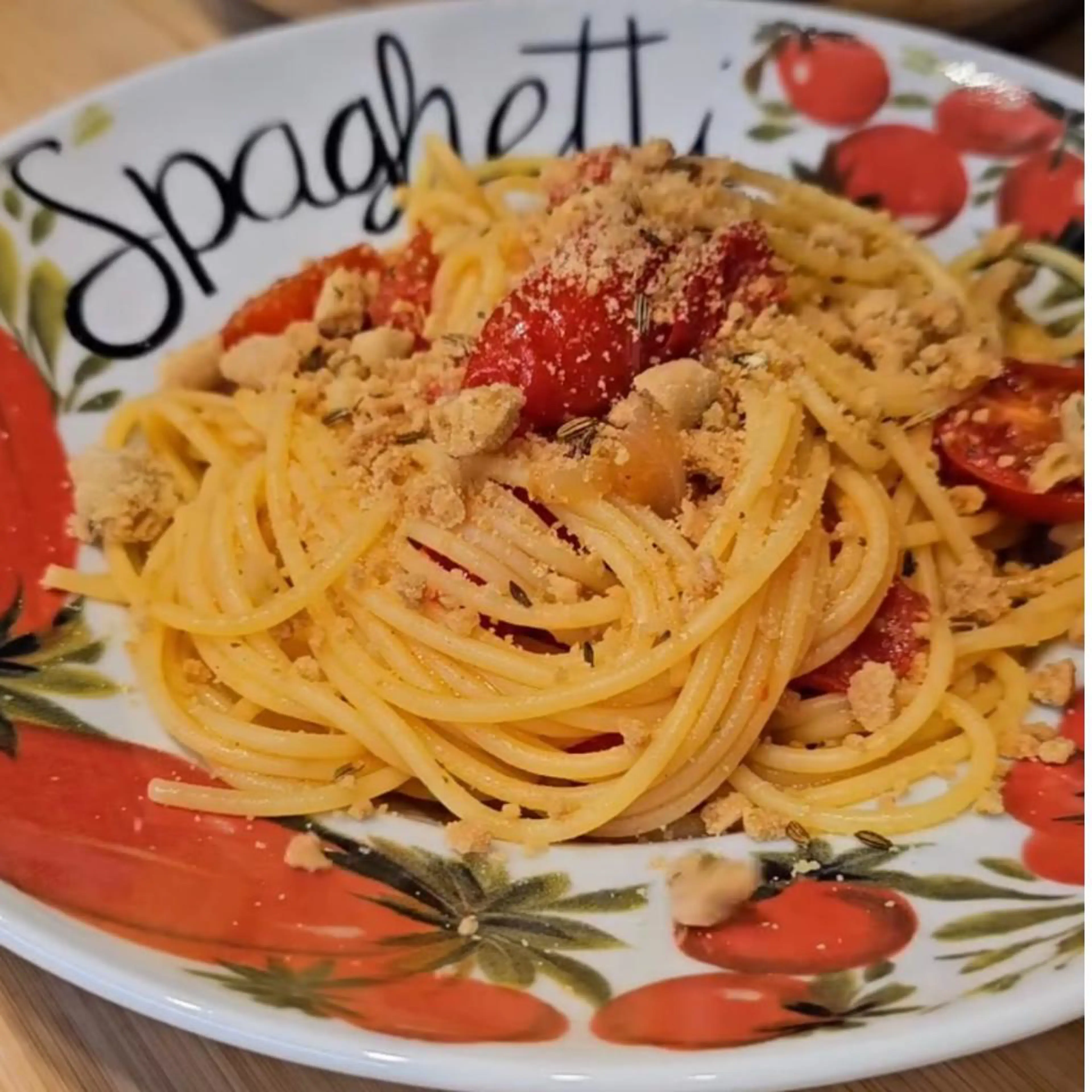 Gluten-free spaghetti with crumbled taralli and cherry tomatoes