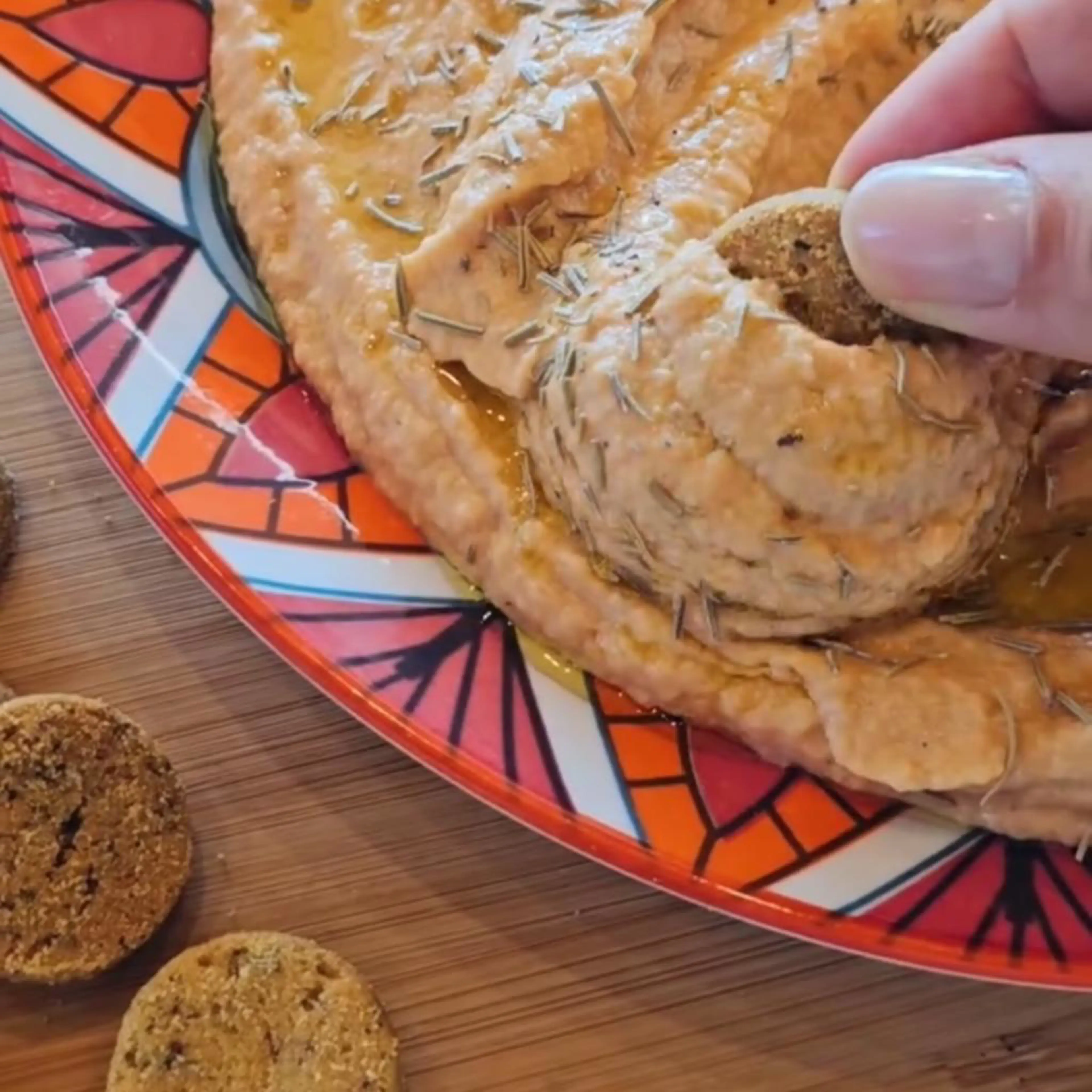 Houmous de poivrons et pièces au romarin et aux lentilles