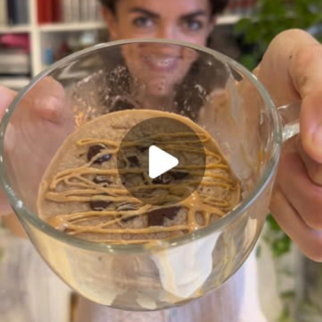 Mug cake veloce con avena, albumi e crema spalmabile