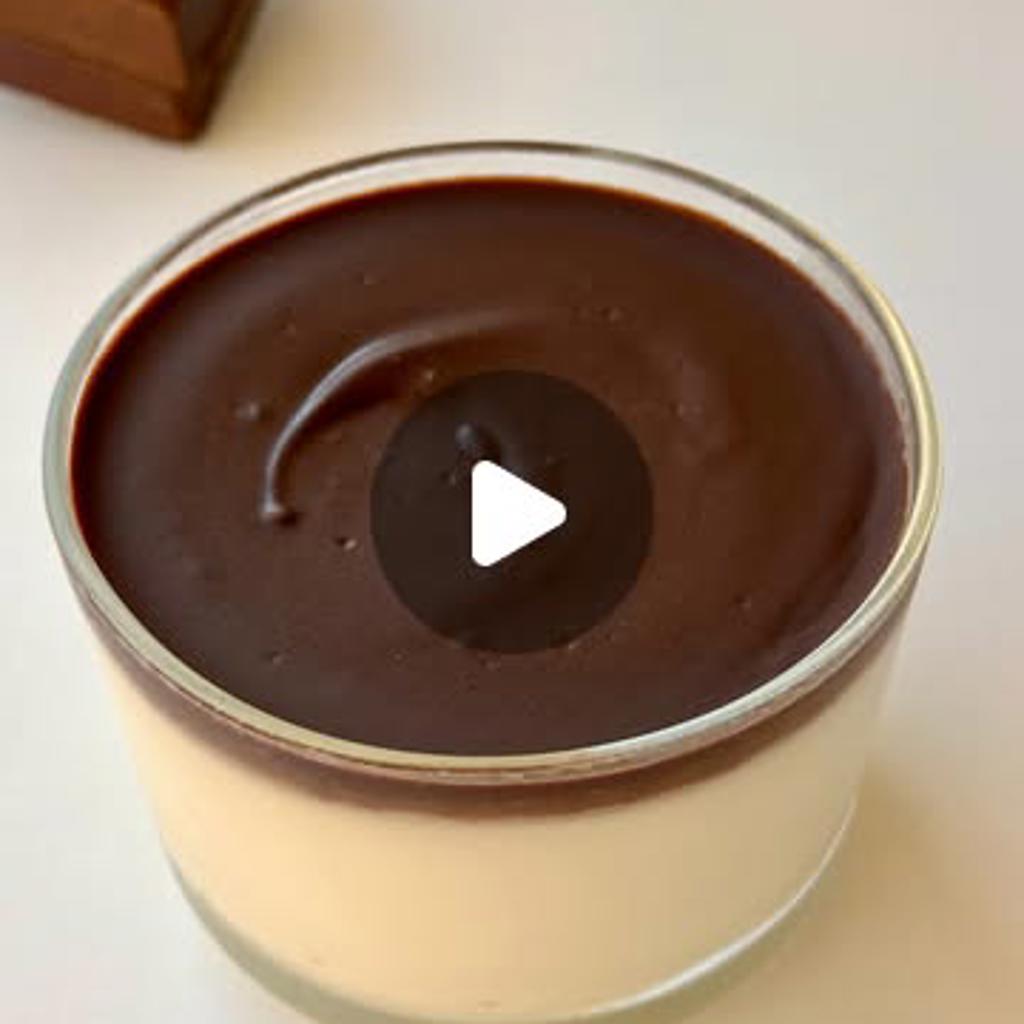 Merenda fresca allo yogurt greco, crema proteica e cioccolato fondente