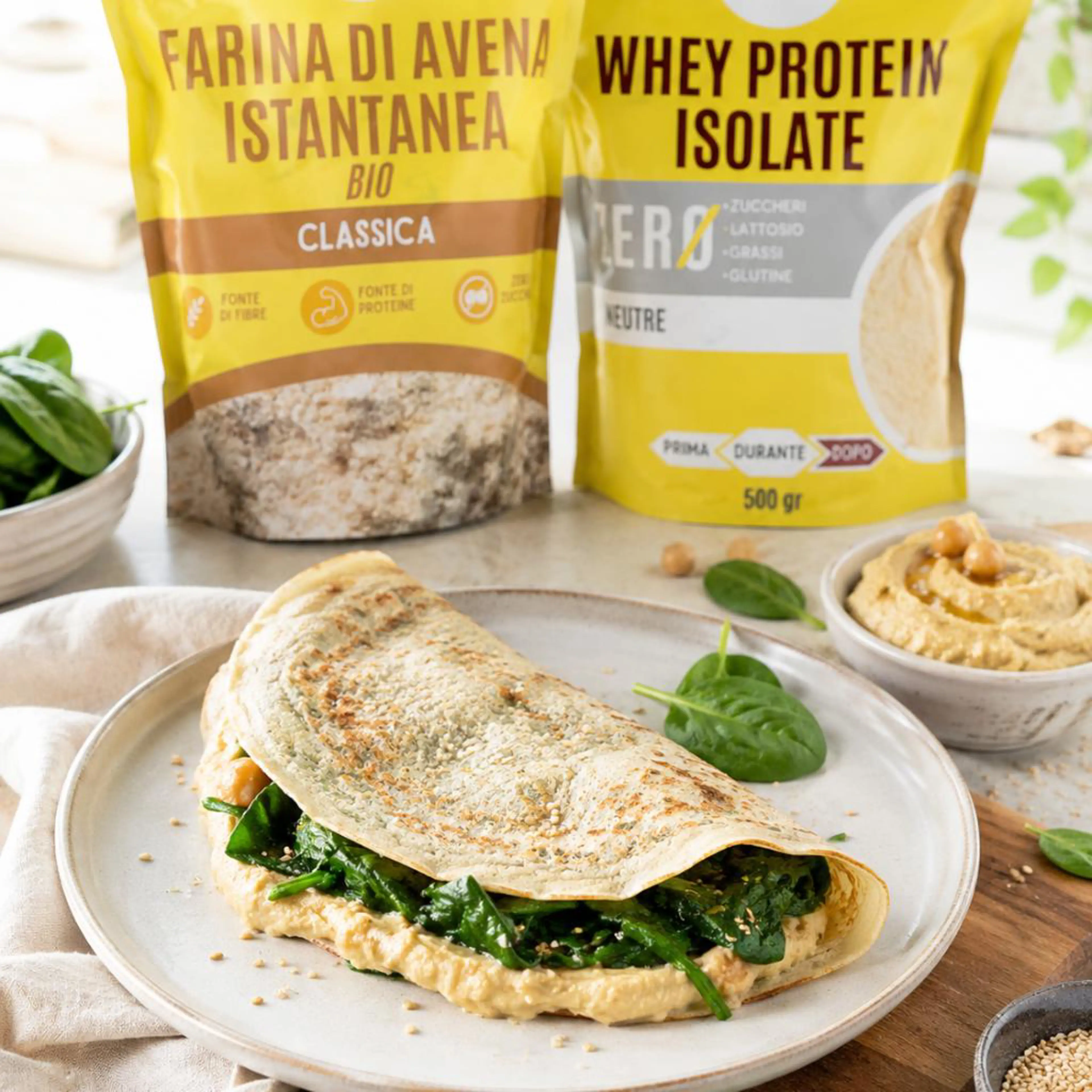 Crêpe salata proteica con spinaci, hummus e pomodorini