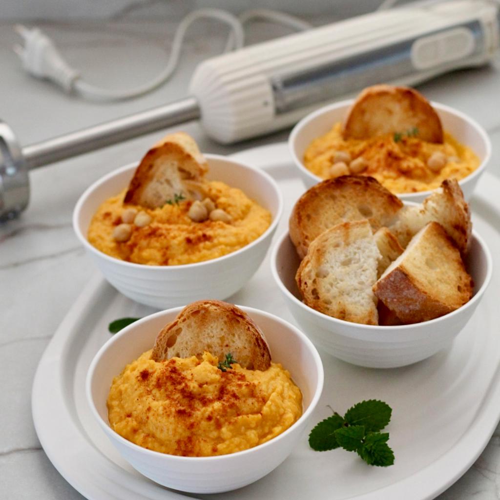 Hummus di ceci e zucca su crostini di pane