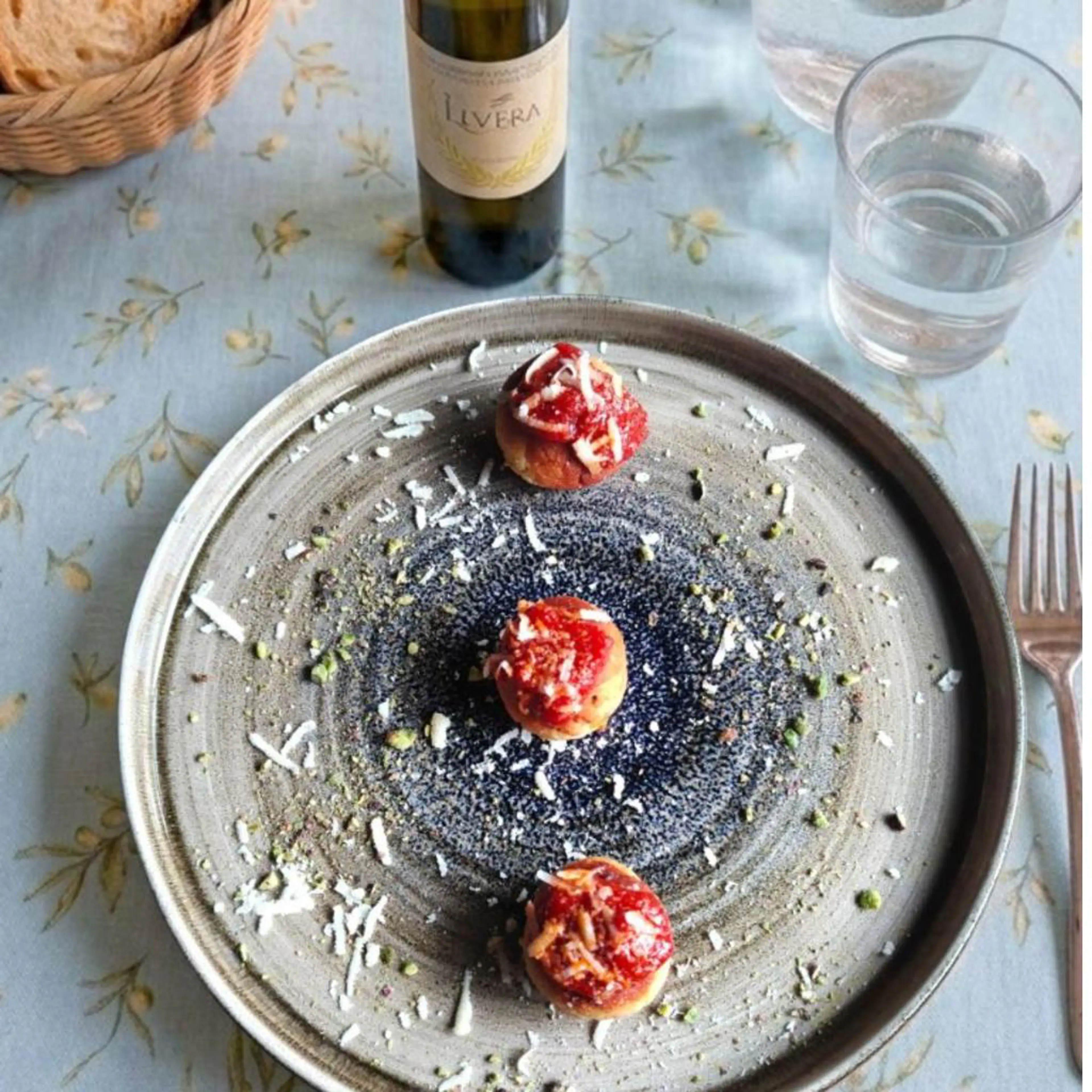 Polpettine di ricotta e pistacchio su crema di pomodori datterini