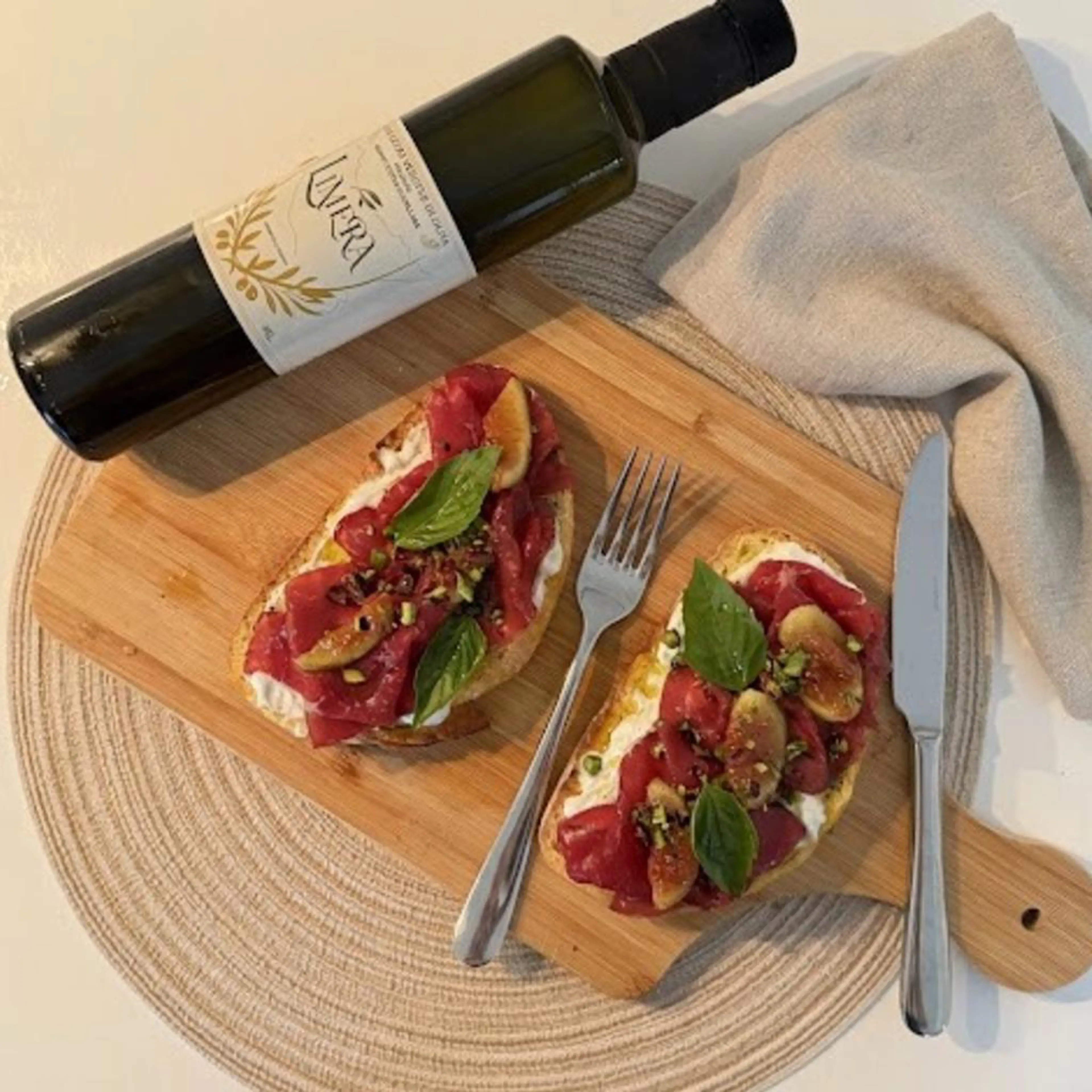 Bruschette con stracciatella, fichi e carpaccio di bresaola