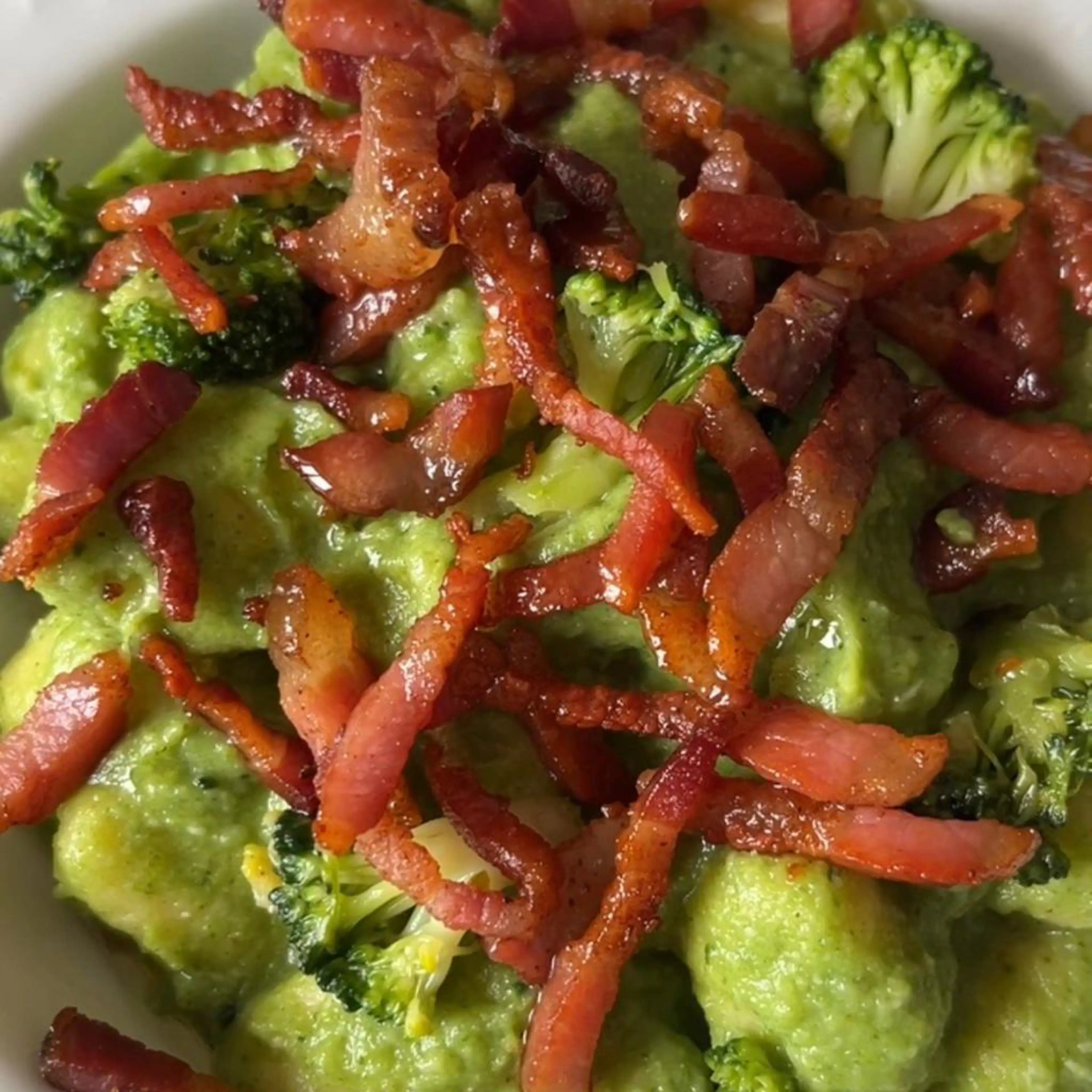 Krämiga broccoli- och guancialegnocchi