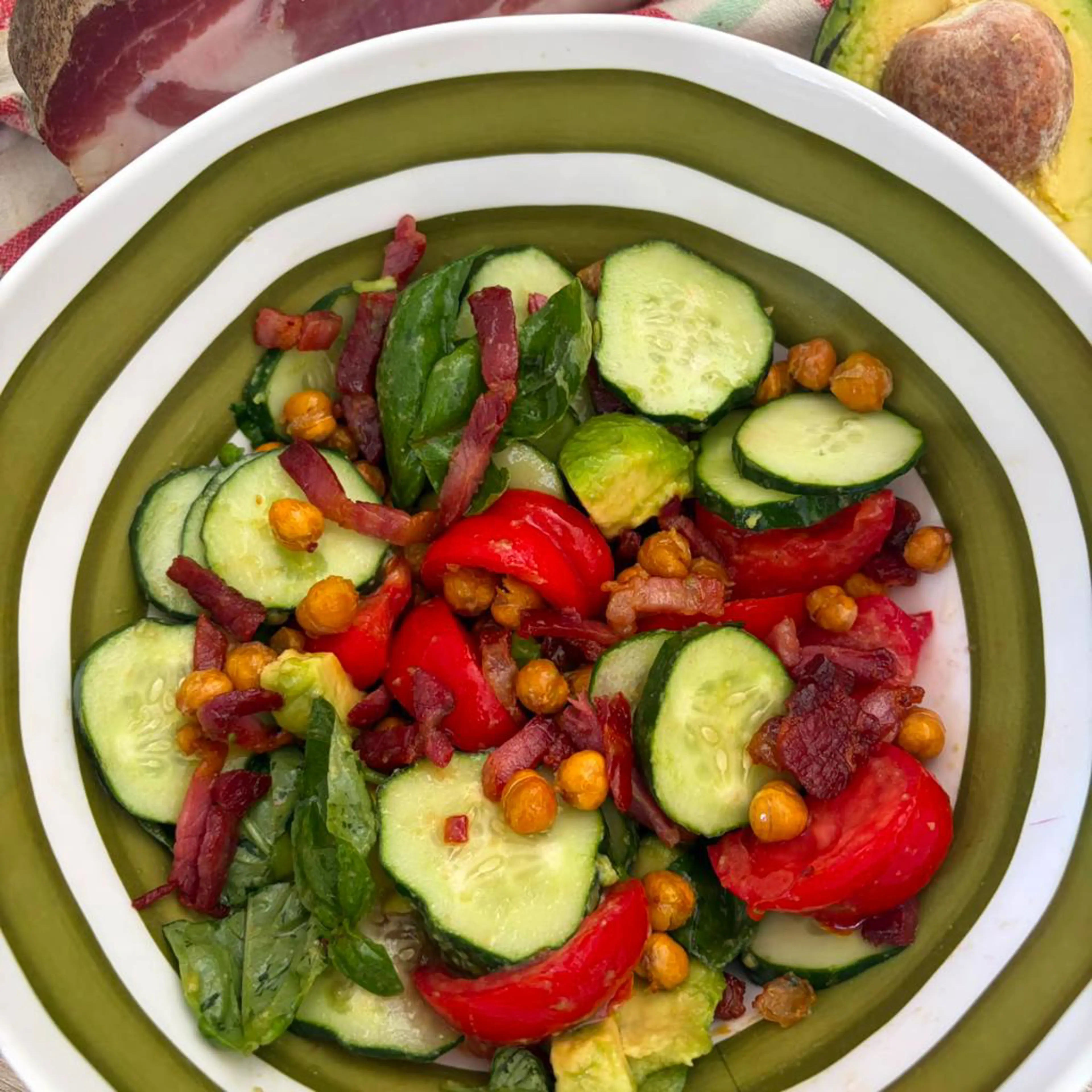 Crunchy salad with chickpeas and pork shoulder