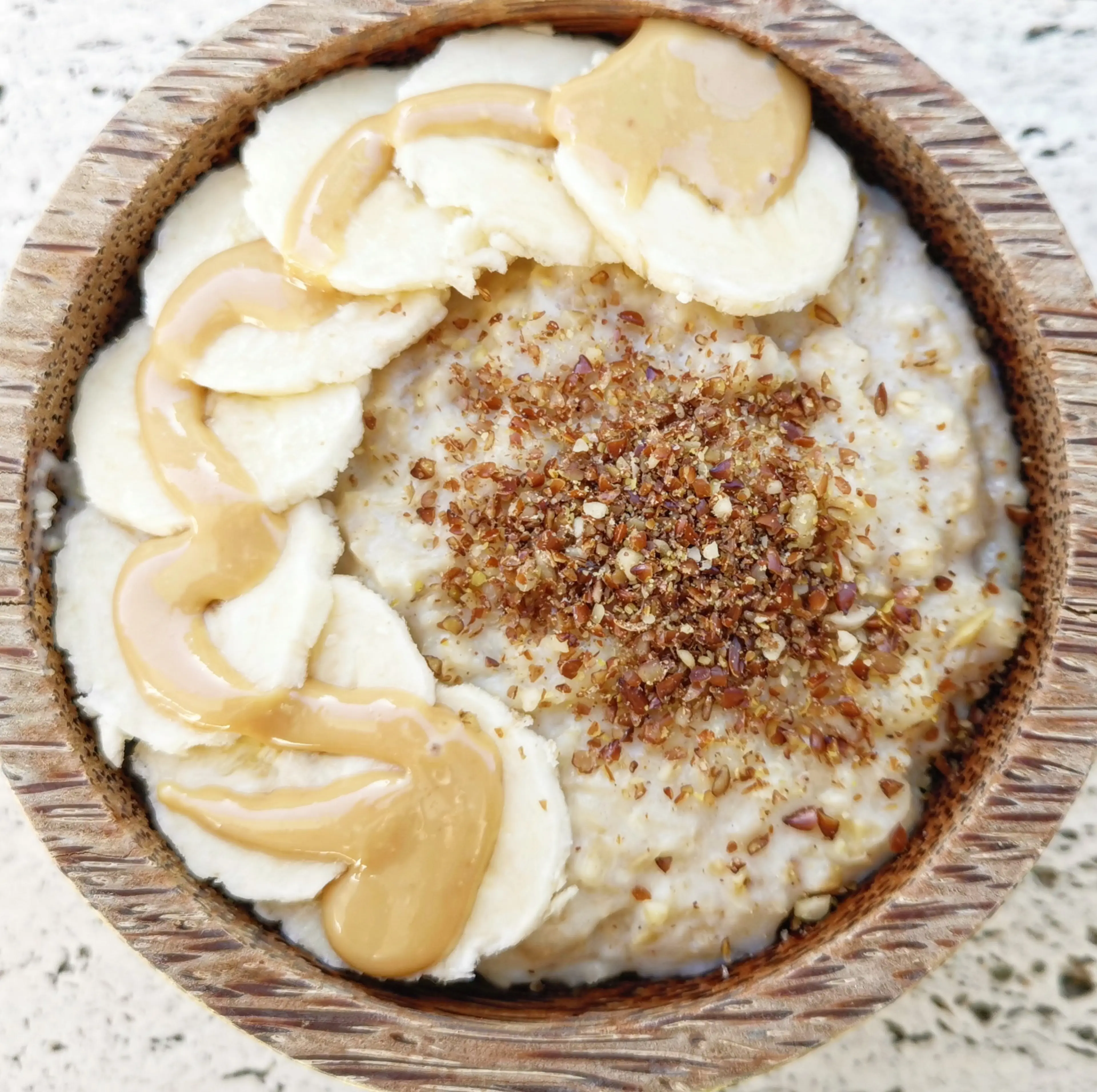 HAVERMOUTPAP MET BANAAN, PINDAKAAS EN GEMENGDE GEMALEN ZADEN