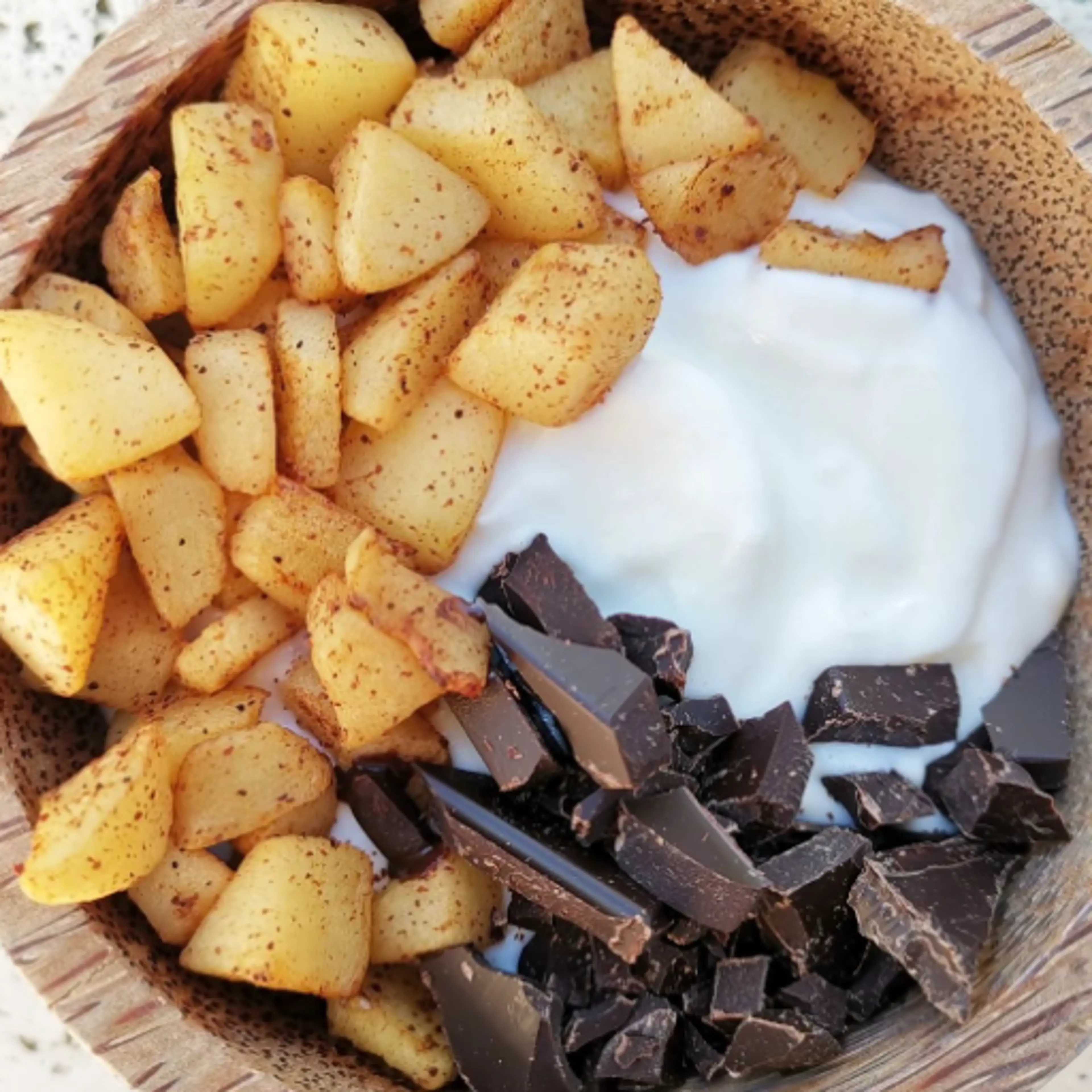シナモン風味のりんごとビターチョコレートのヨーグルトボウル