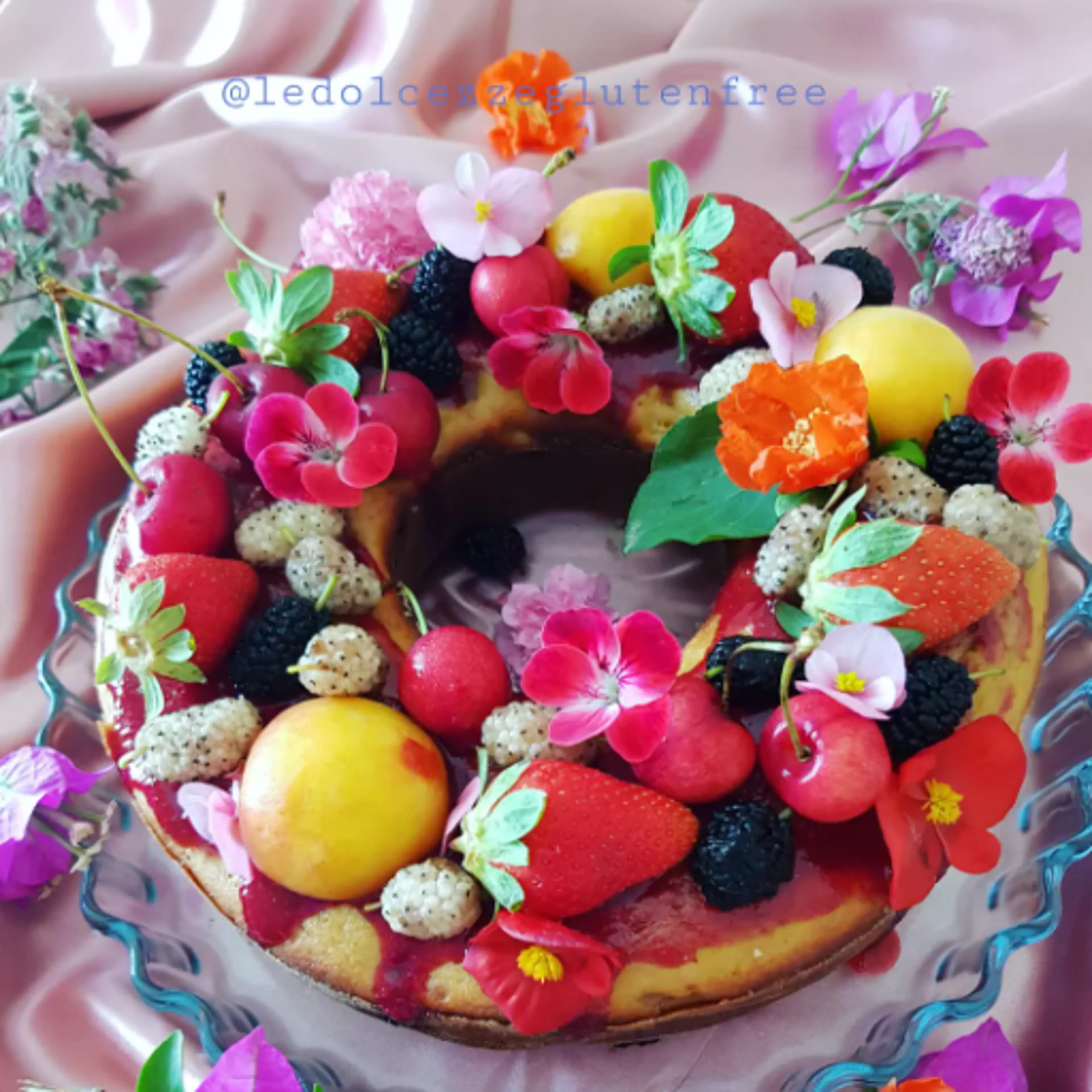 Extra-fluffy ring cake with fresh fruit, gluten-free and lactose-free