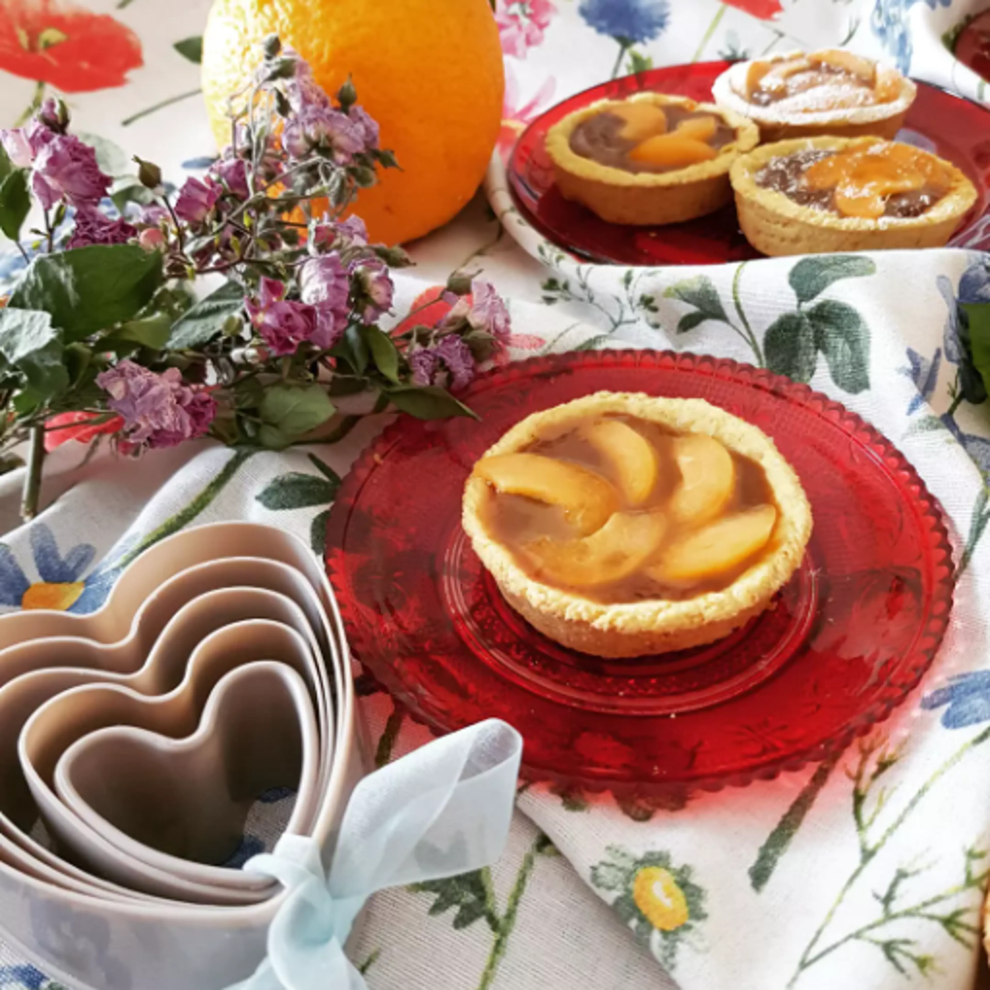 Tartlets with wholegrain Teff flour and organic apricots.