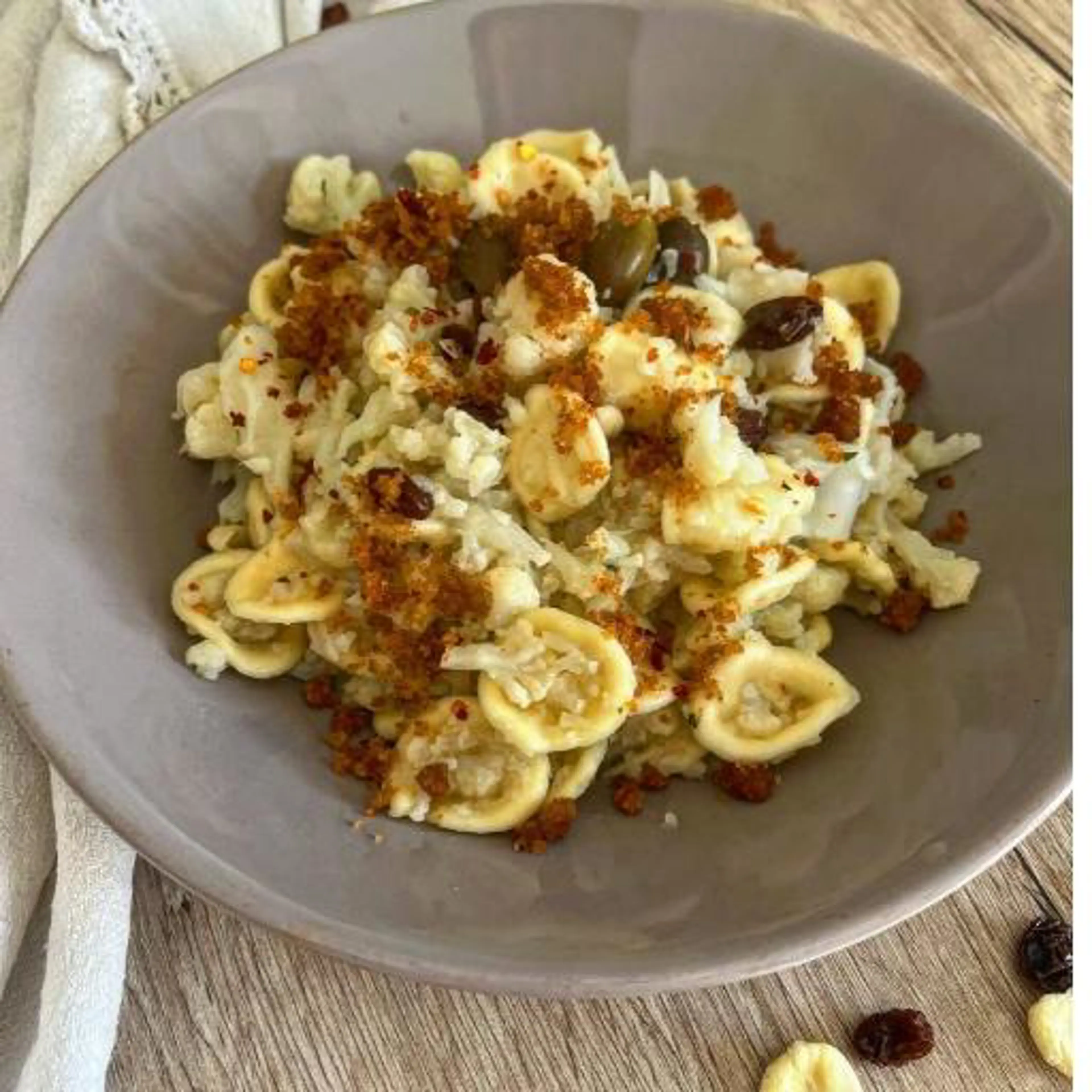 Orecchiette con cavolfiore, olive e uvetta