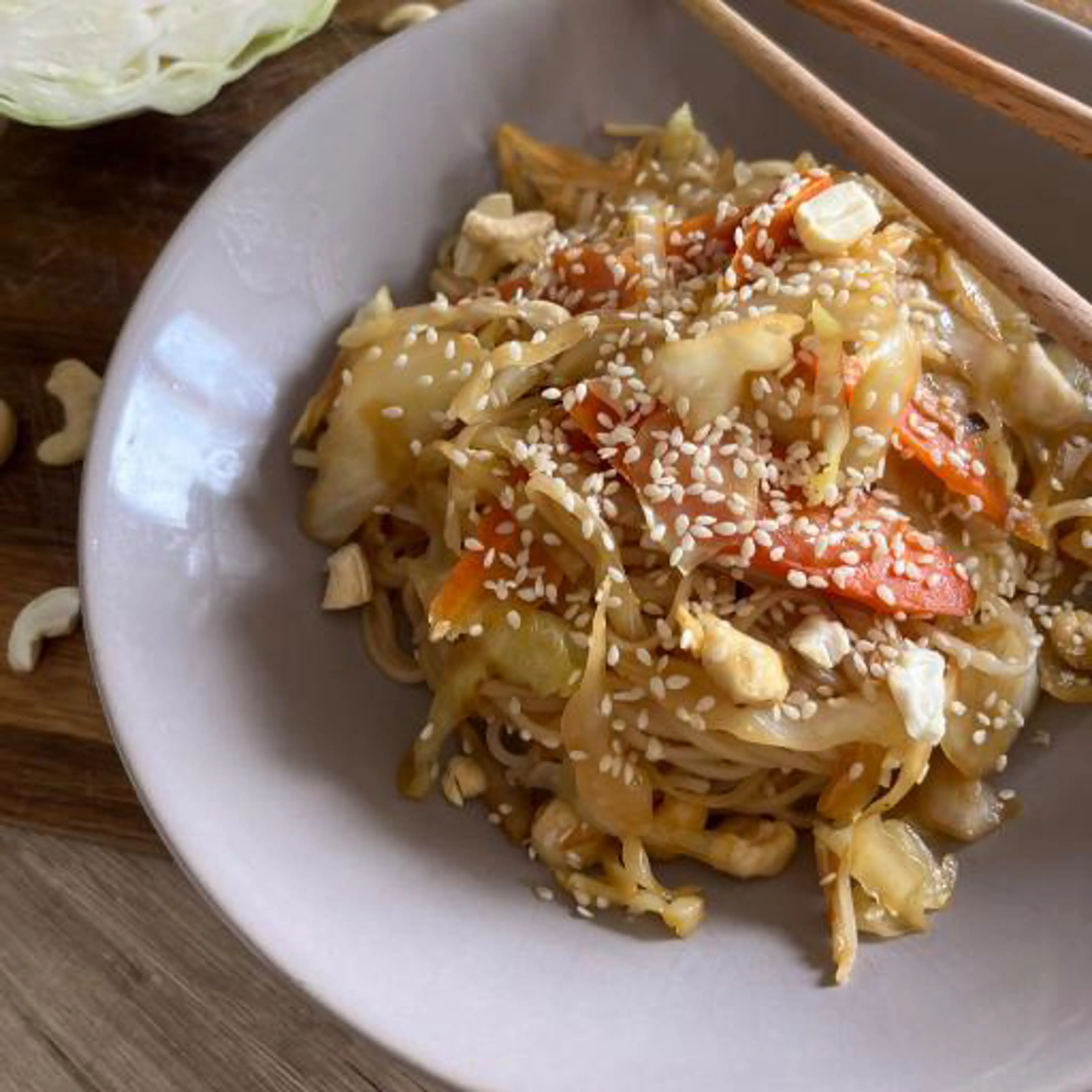 Noodles con verdure e anacardi