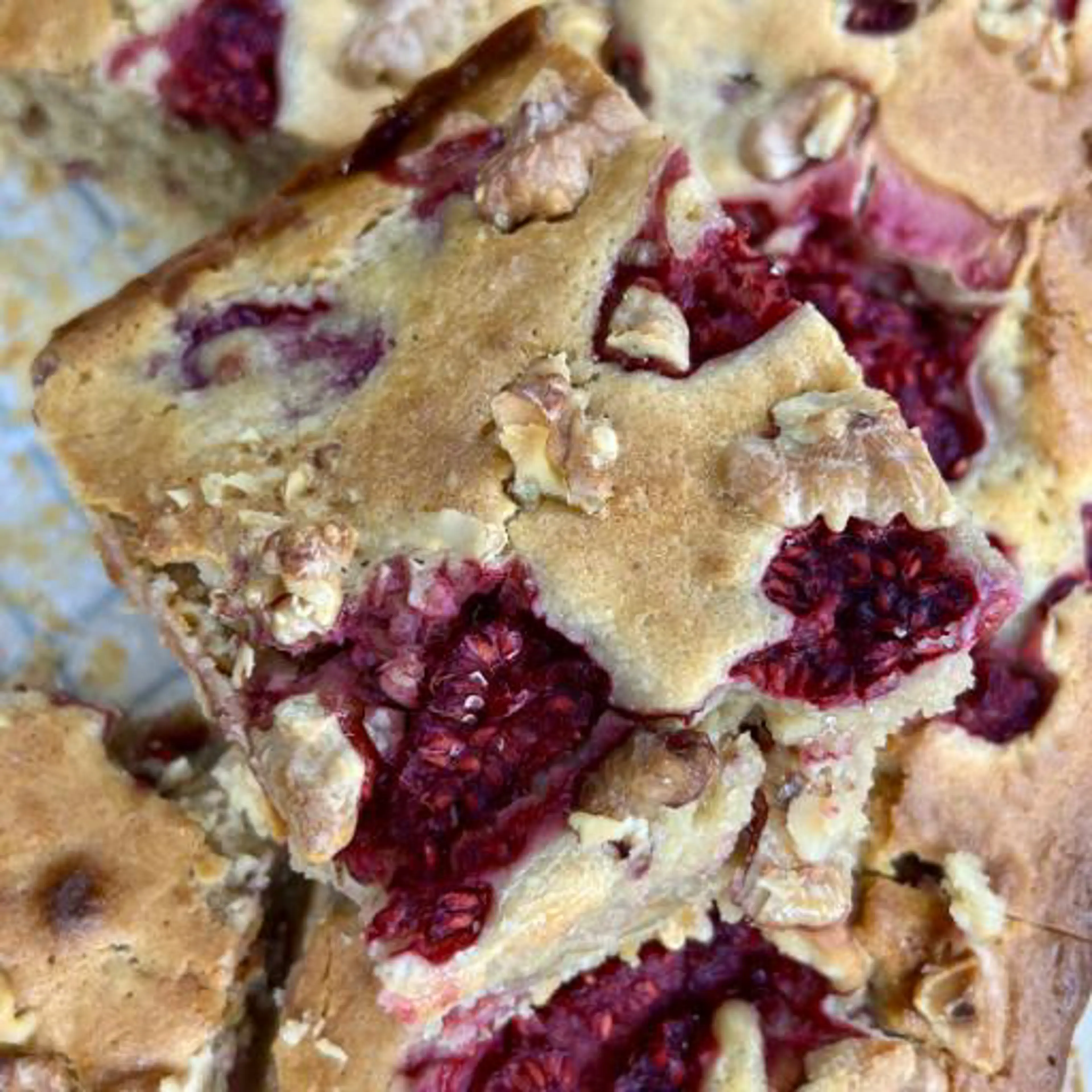 WALNUT AND RASPBERRY BLONDIES