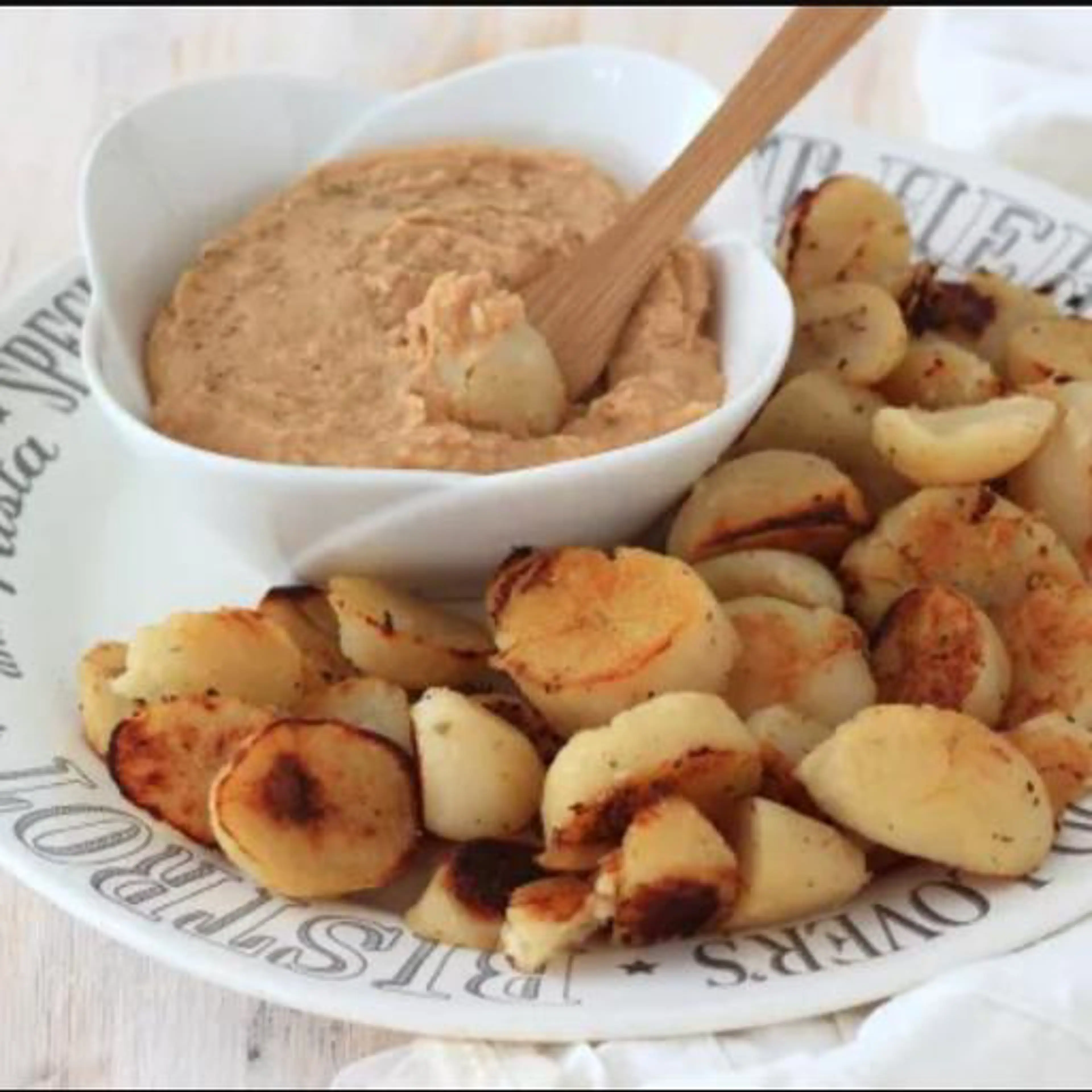 Patatas bravas with vegan sauce