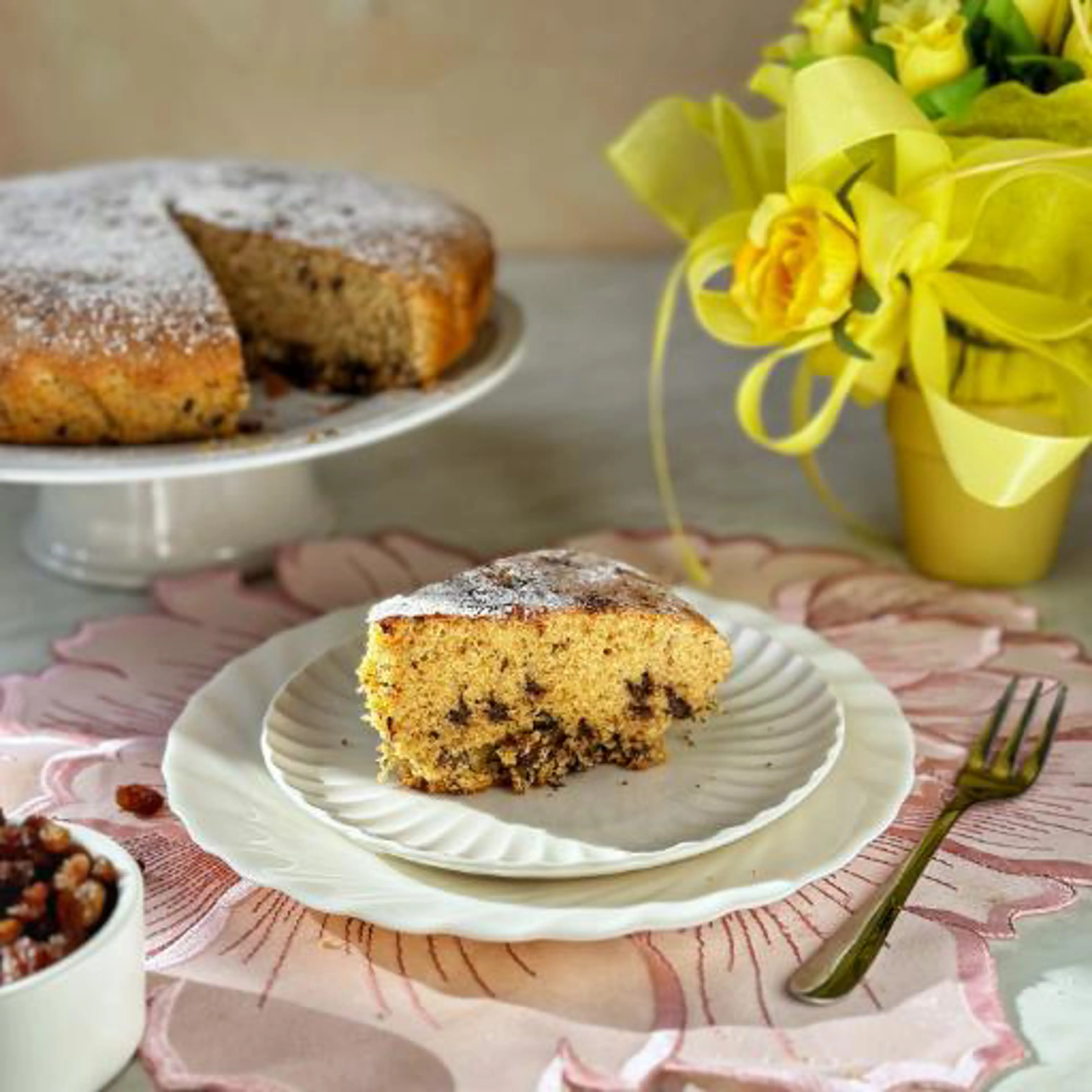 Raisin and chocolate cake