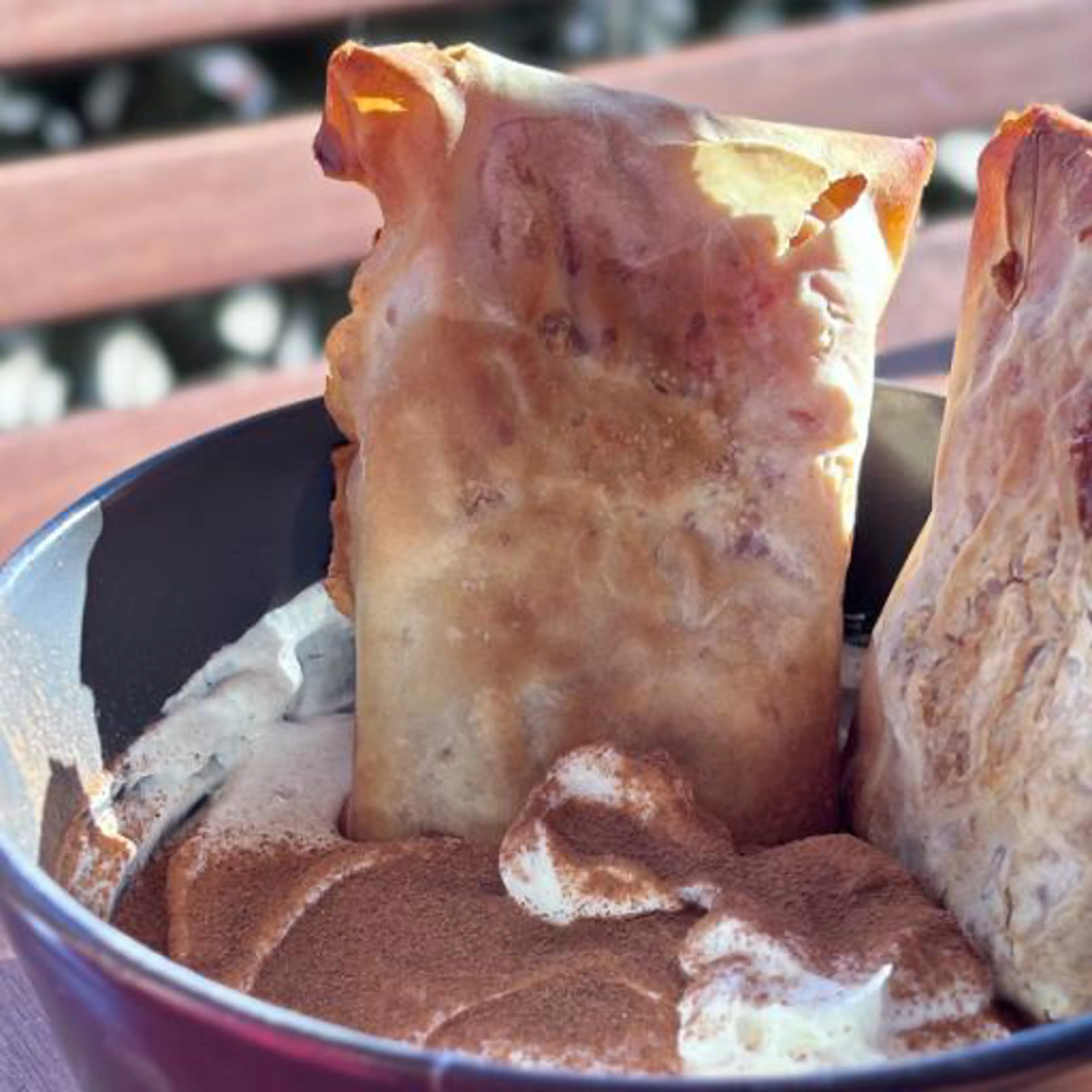 Phyllo pastry rolls with apple and cinnamon
