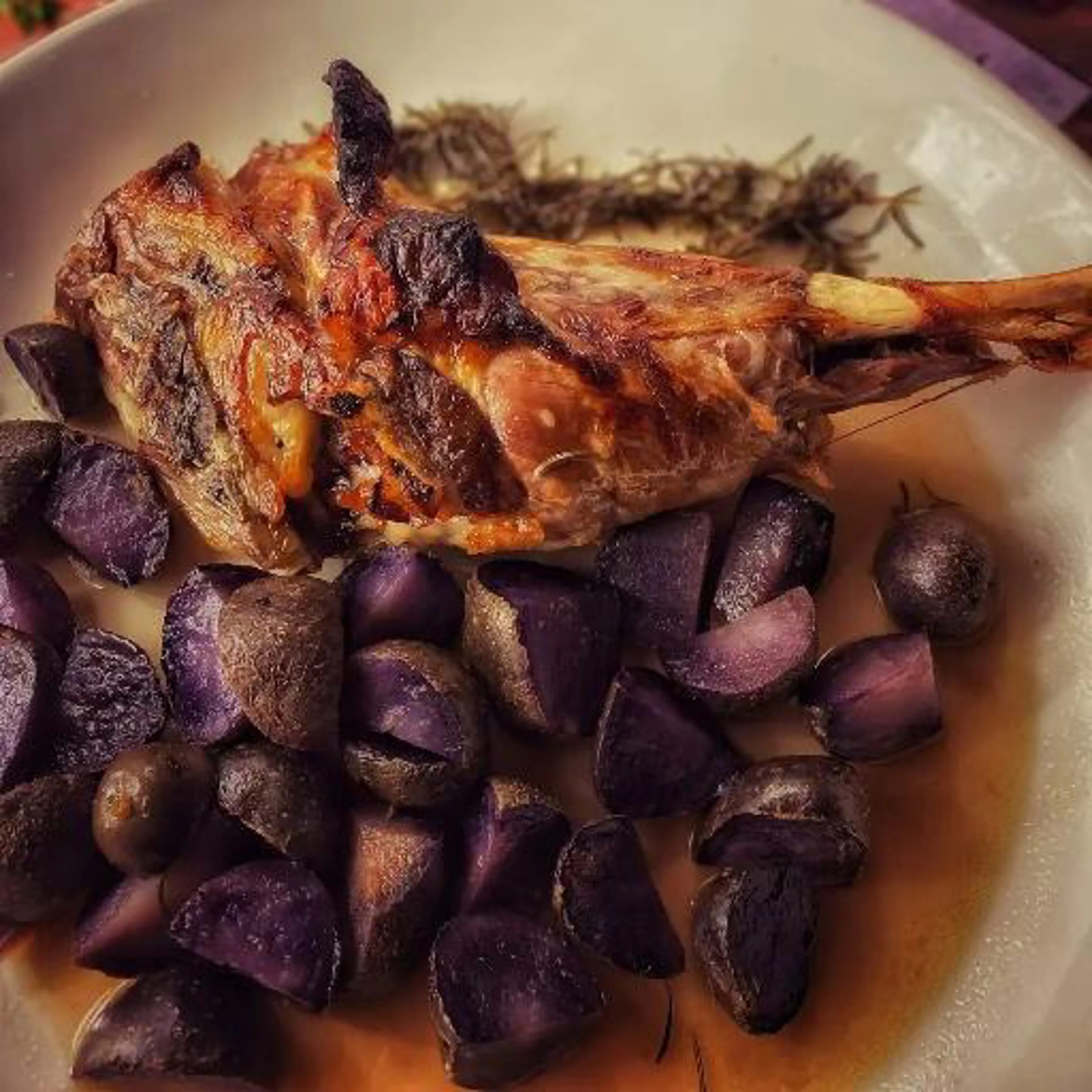Borrego assado com batatas roxas
