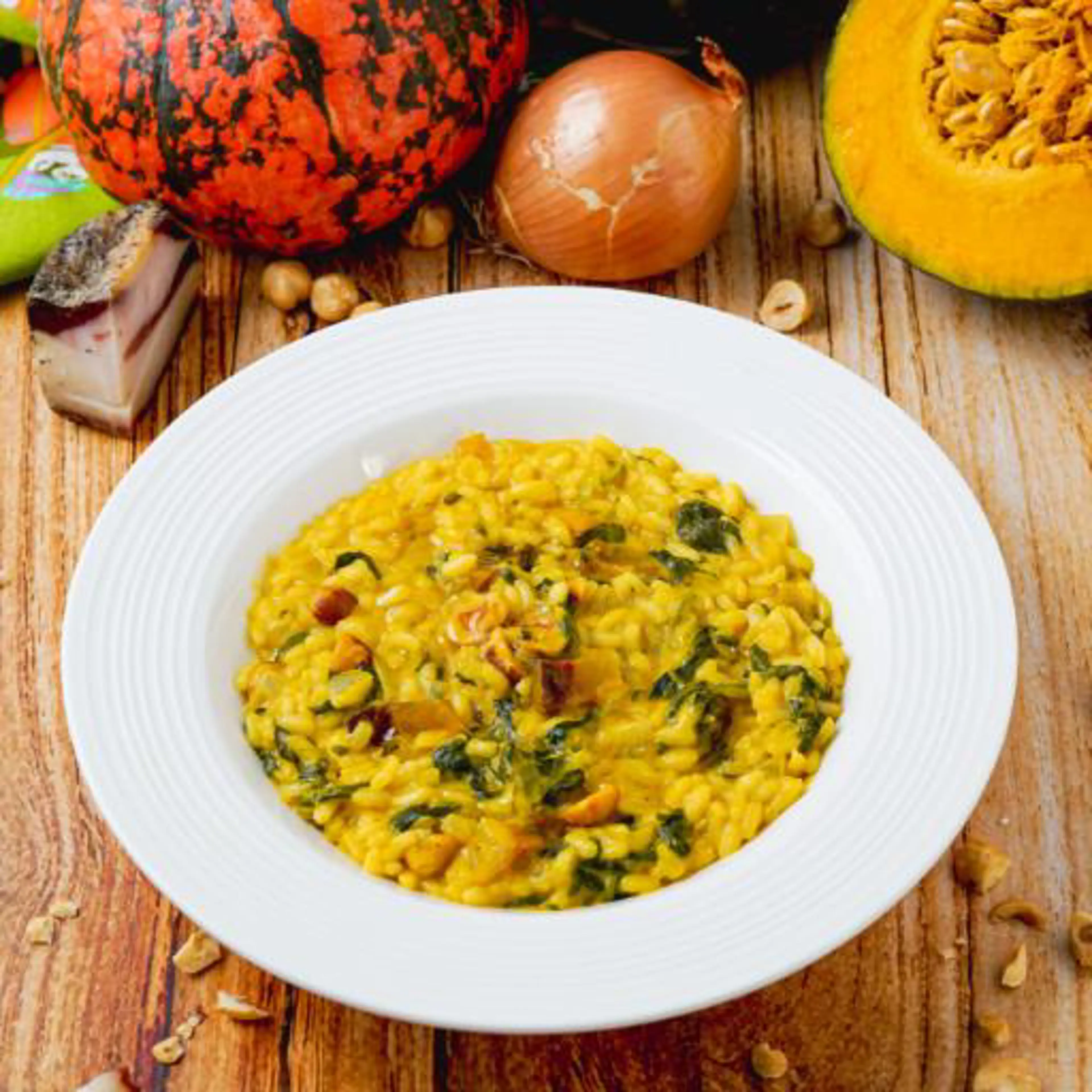 Carnaroli-Risotto mit Kürbis, Spinat, Haselnüssen und knusprigem Guanciale