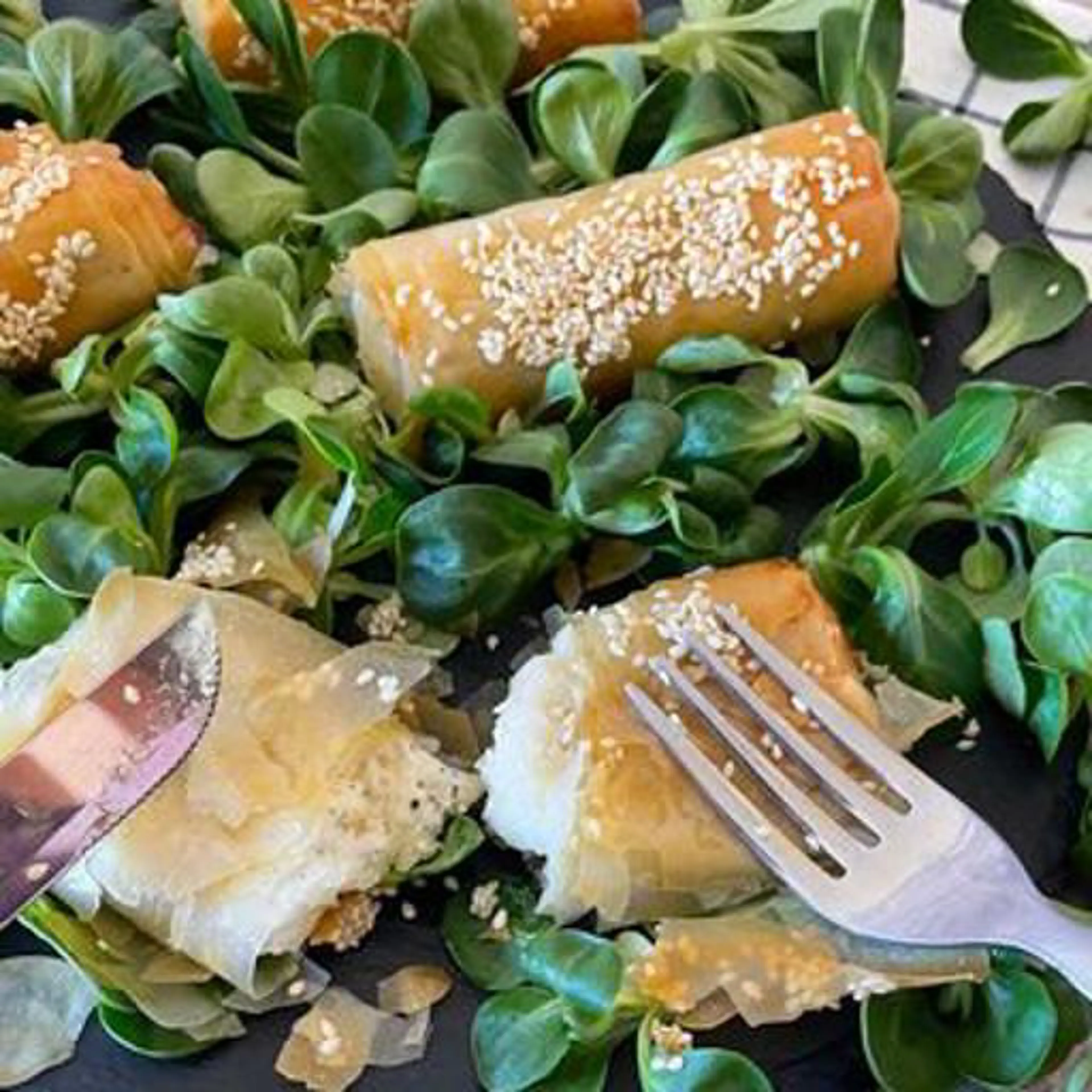 Rollitos de pasta filo con feta