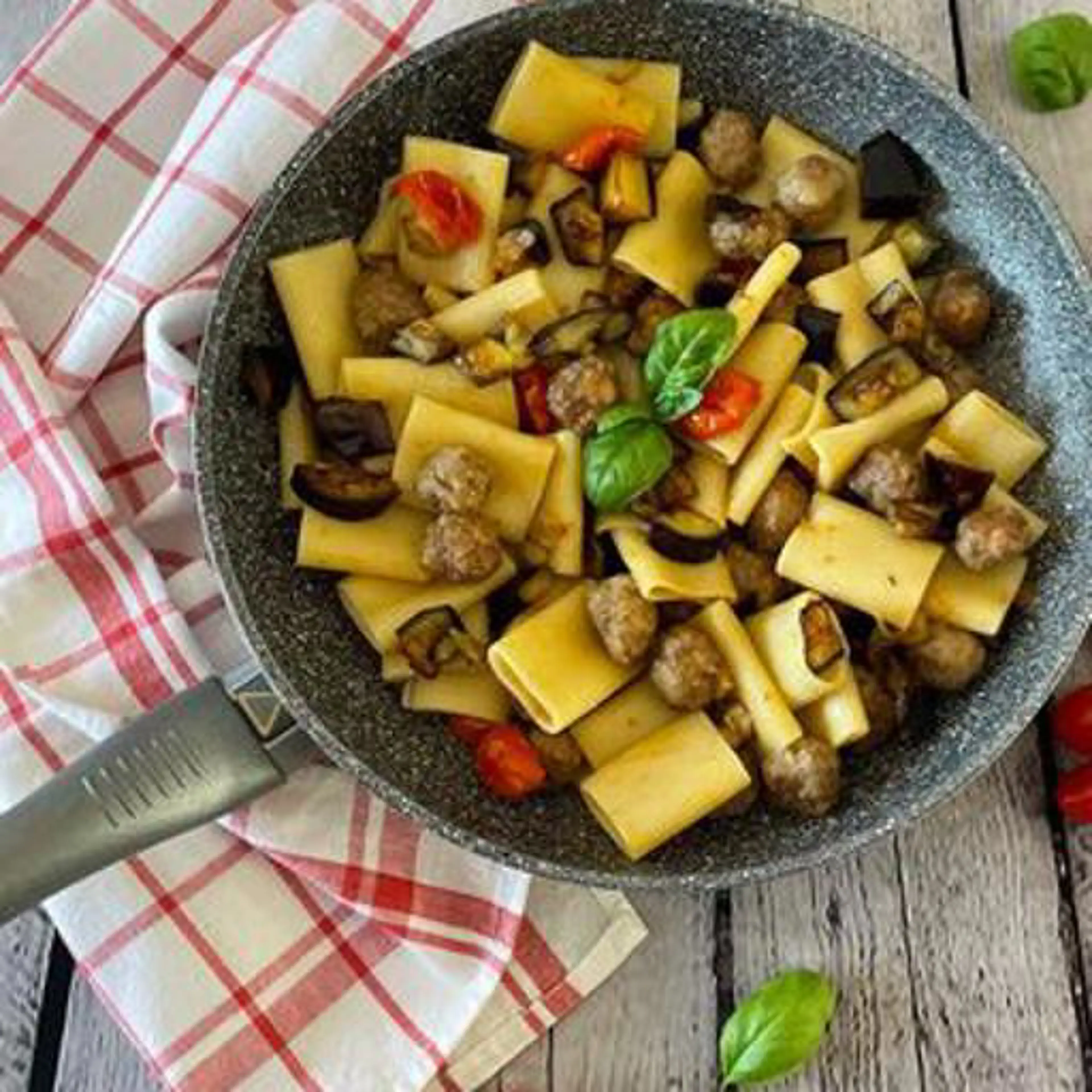 Paccheri med köttbullar och aubergine