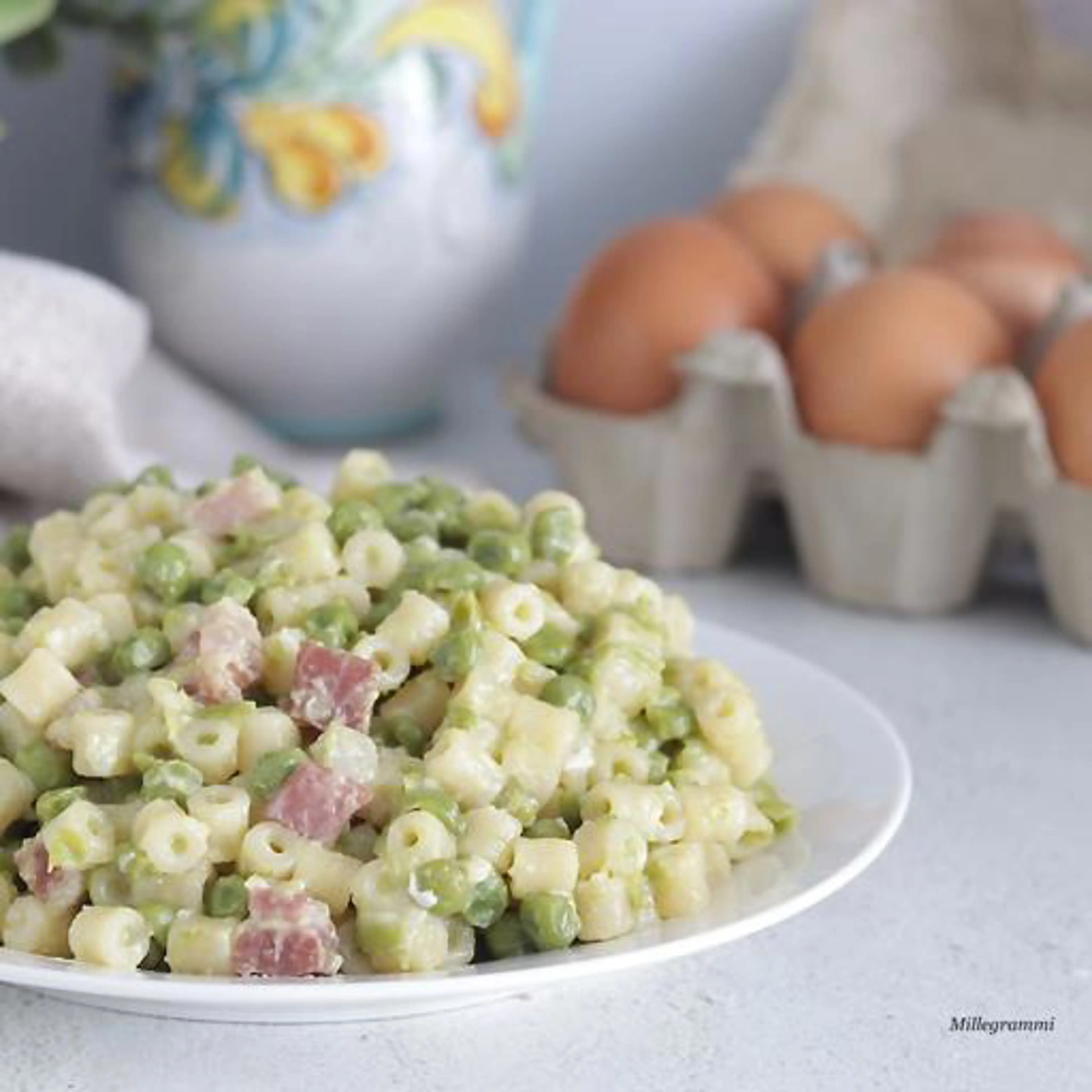 Pasta and peas with egg