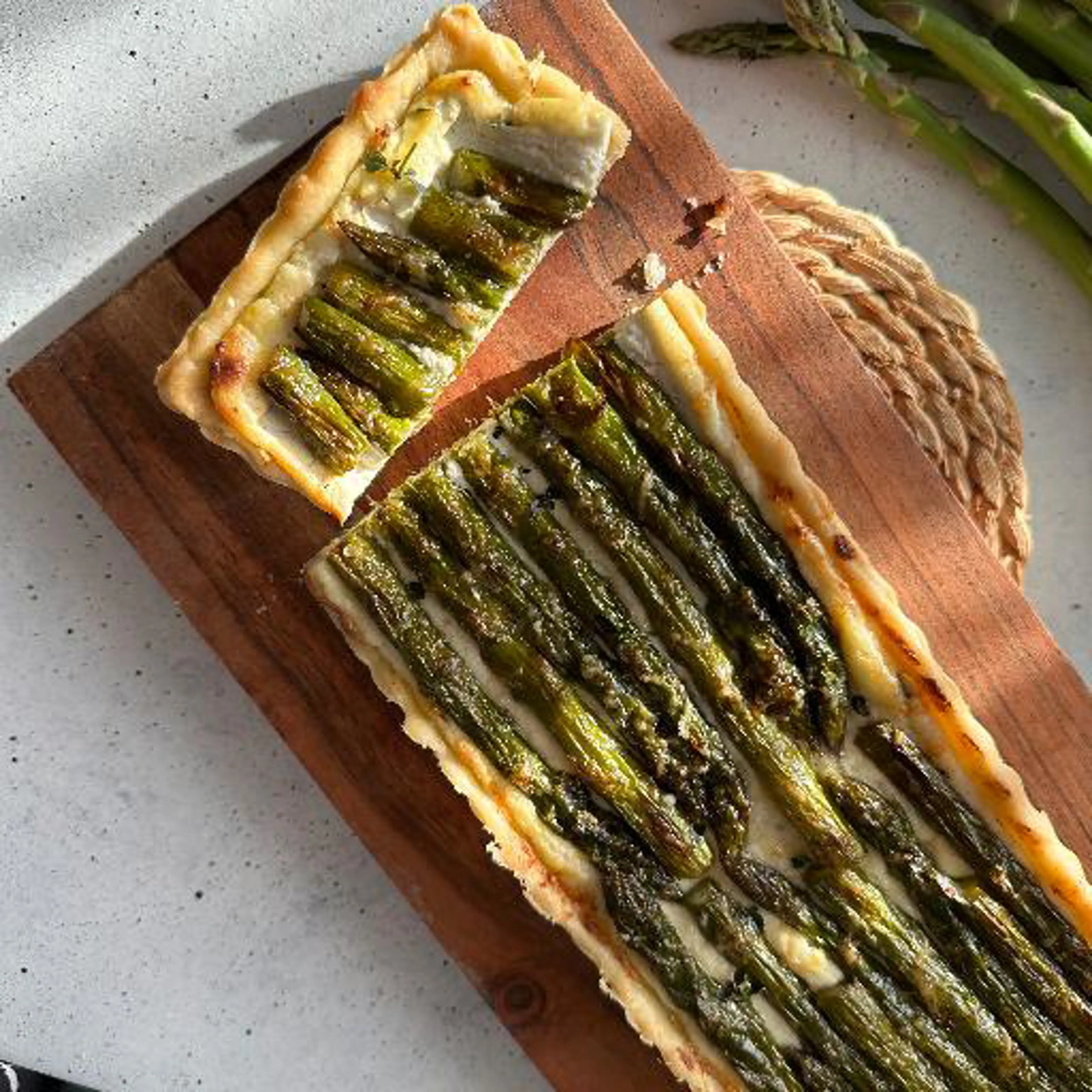 Tarte salgada com massa matta, espargos e ricota de ovelha