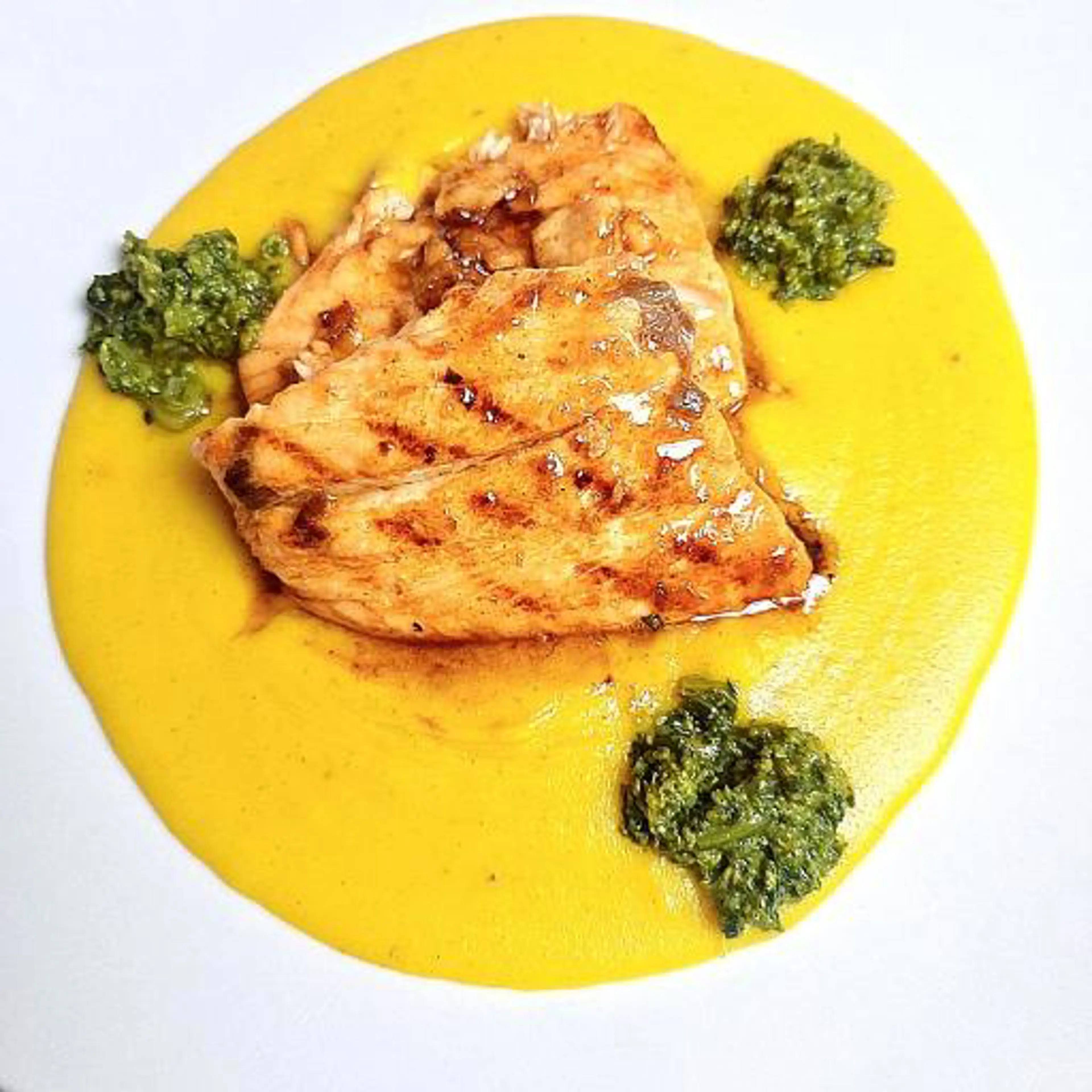 Salmão grelhado com molho de limão e creme de batata