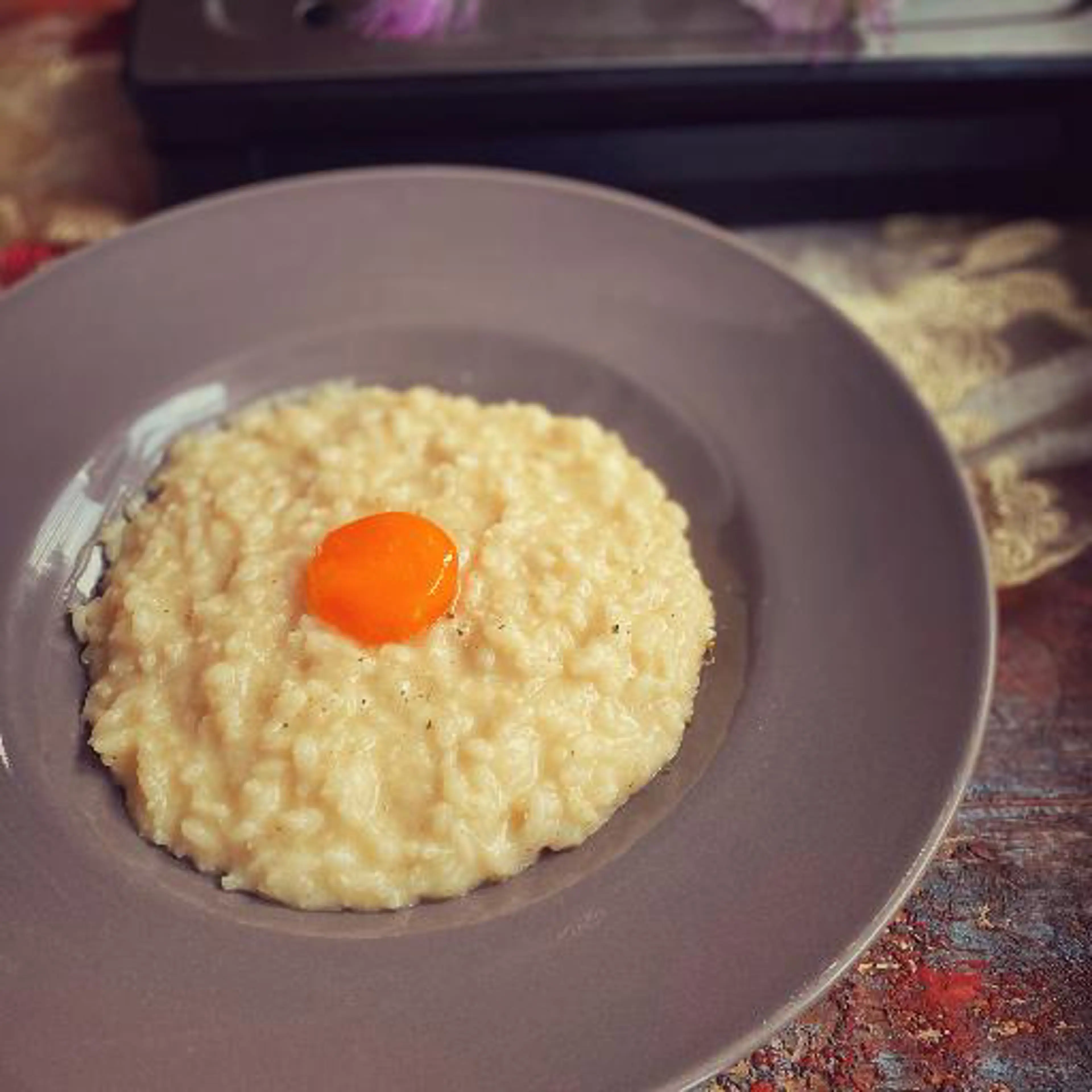 Sous-vide-Käserisotto mit mariniertem Eigelb