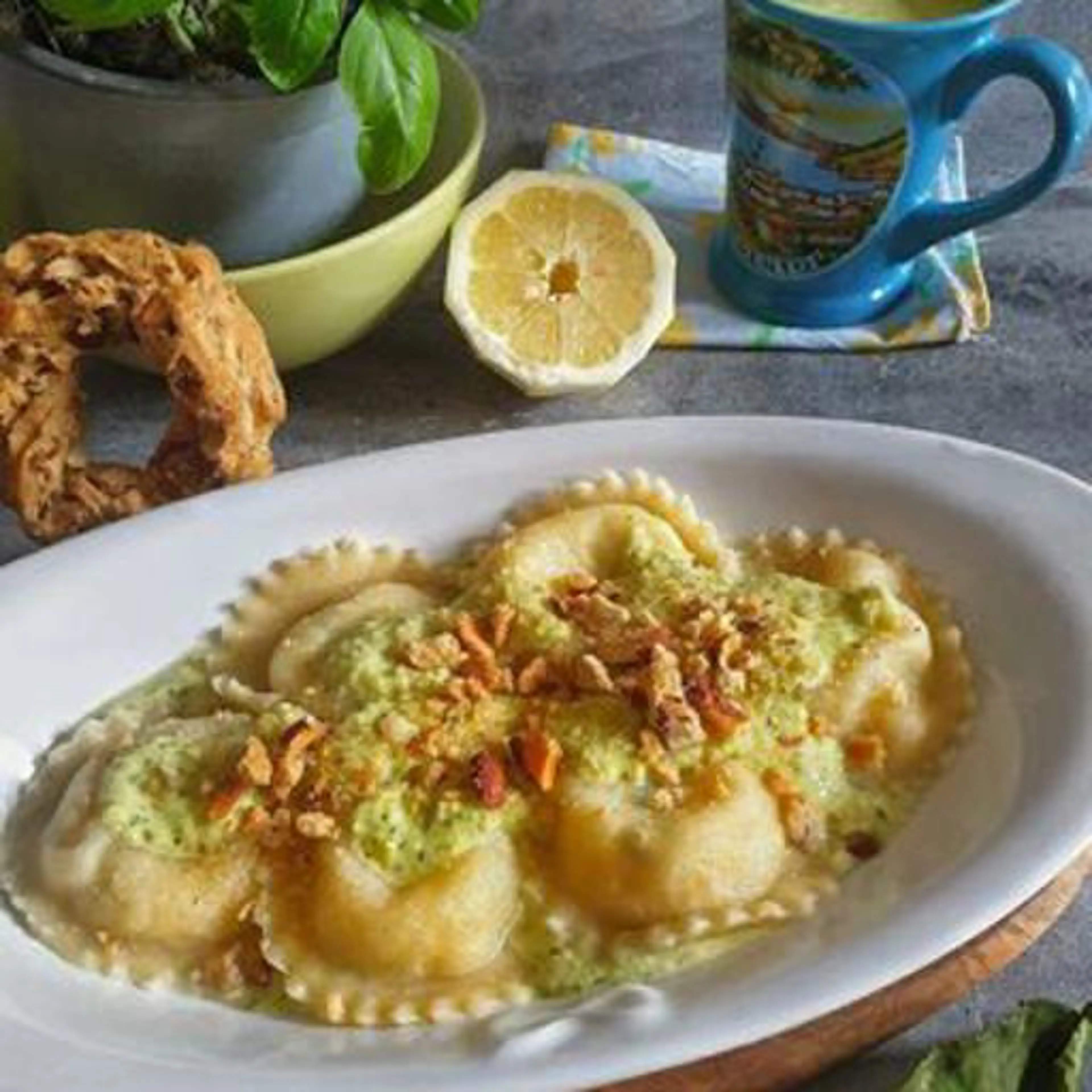Ravioli capresi com pesto de limões e tarallo napoletano