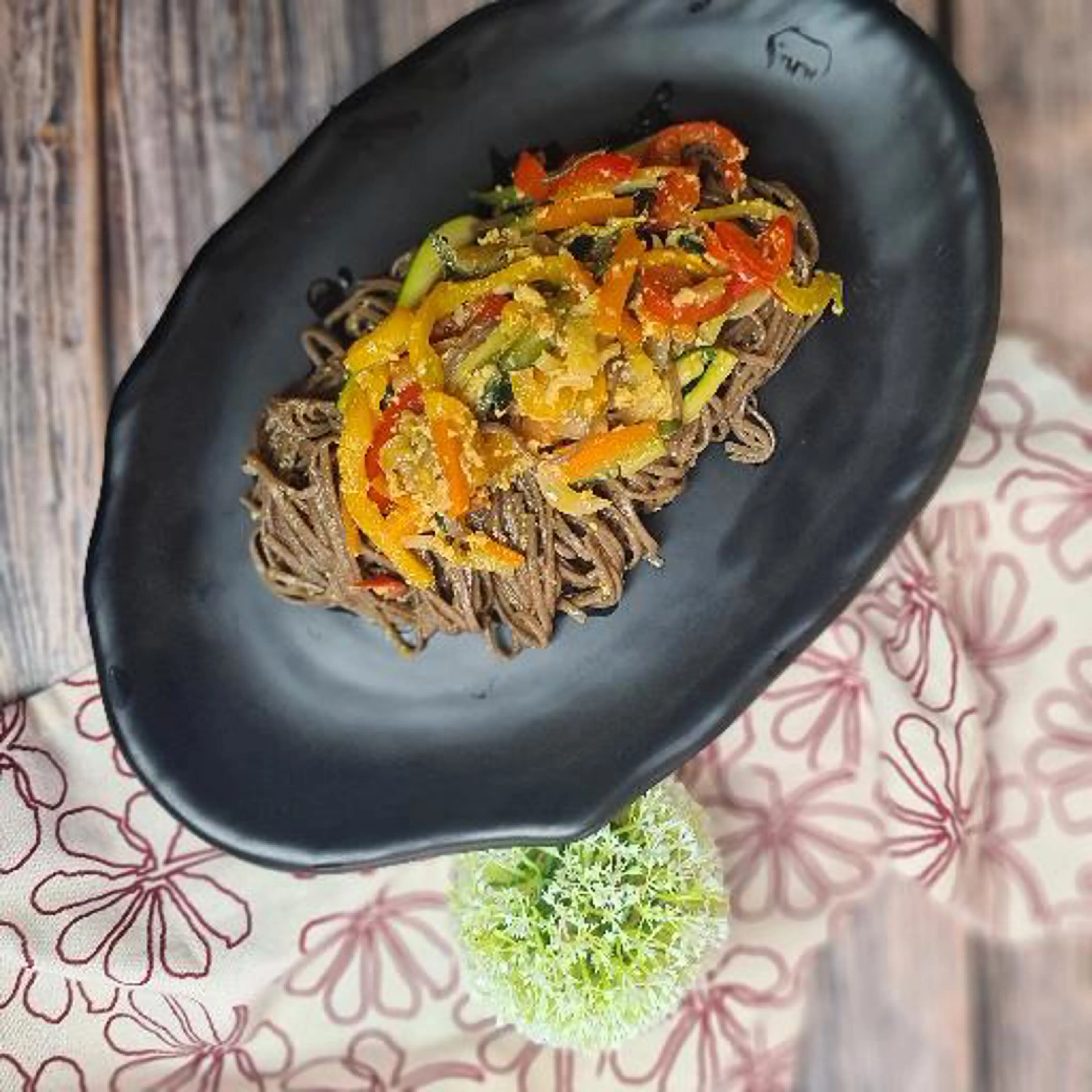 Sebzeli soba noodle