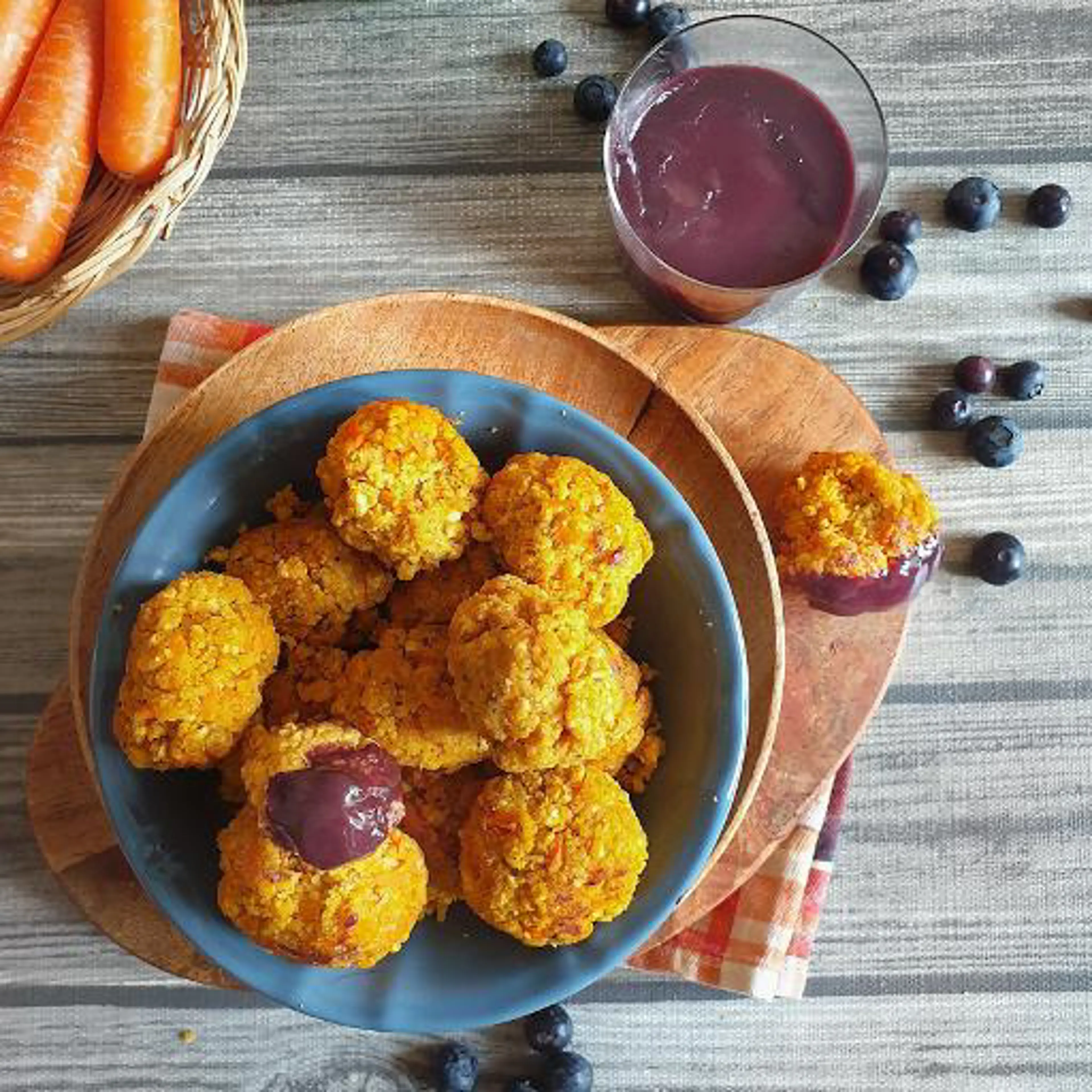 Almôndegas de leguminosas e cereais com bechamel de mirtilos