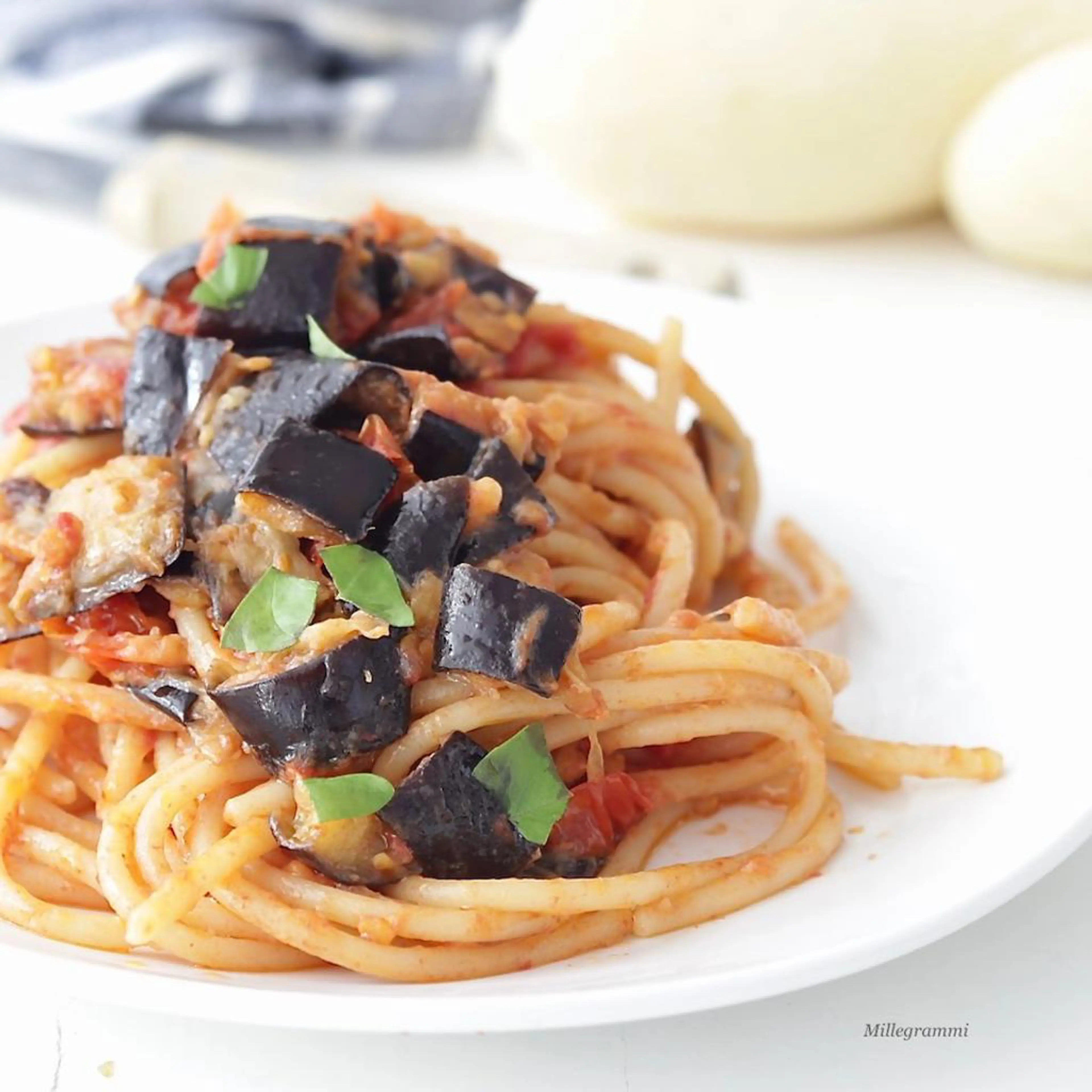 Pasta met aubergines, cherrytomaten en caciocavallo