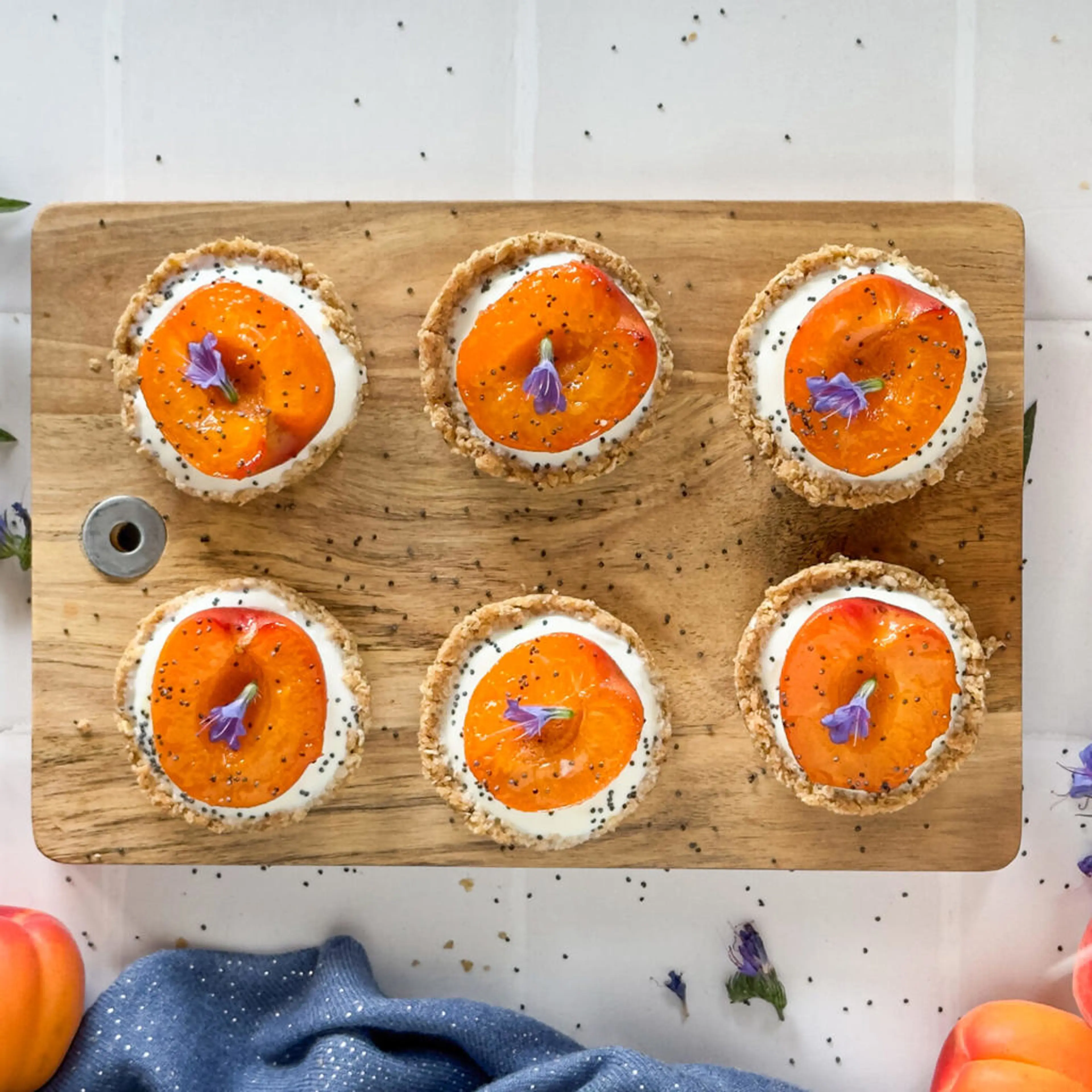 No-bake oatmeal cups with apricots