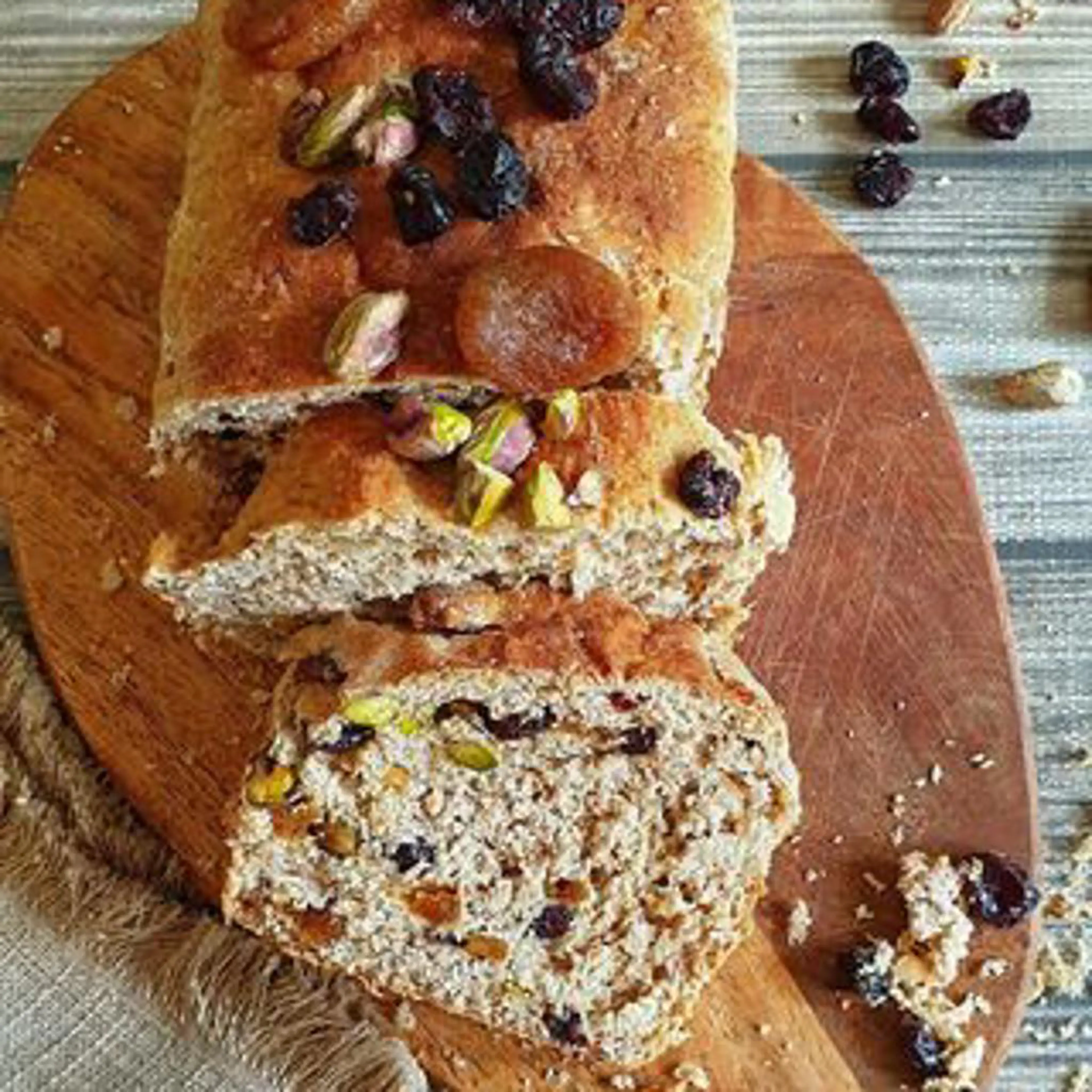 Wholemeal brioche bread with banana and apple juice