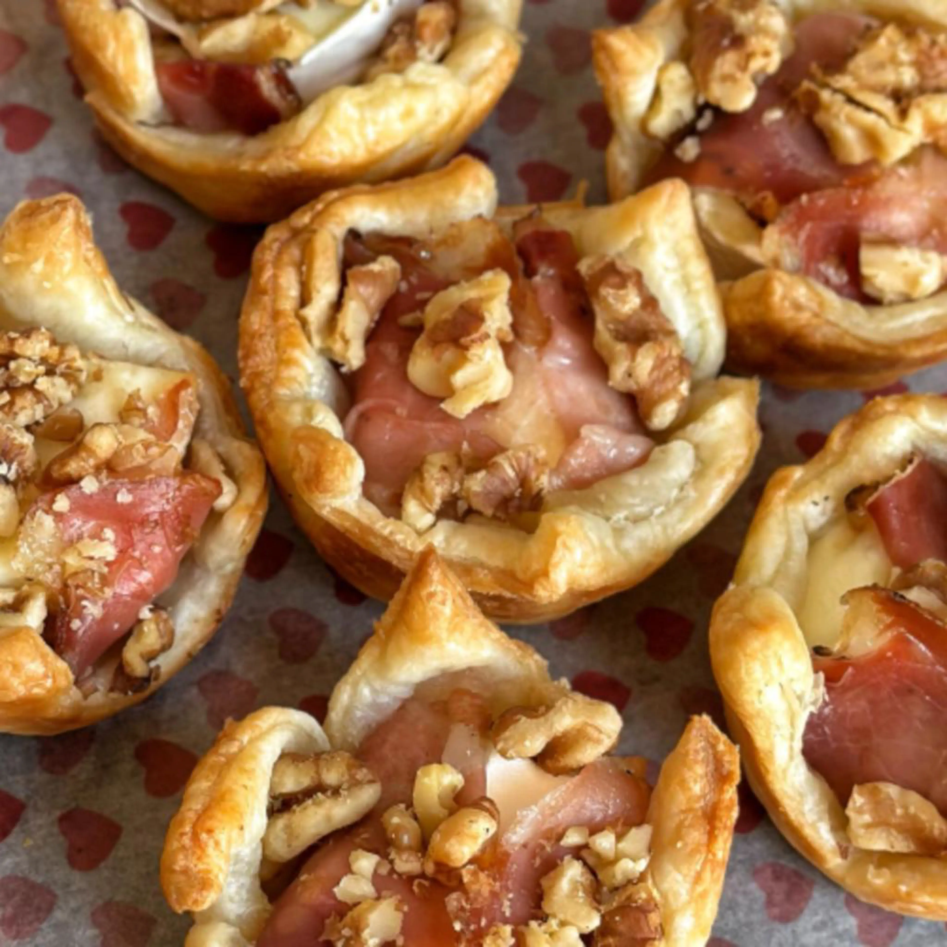 Puff pastry baskets with speck, brie and walnuts
