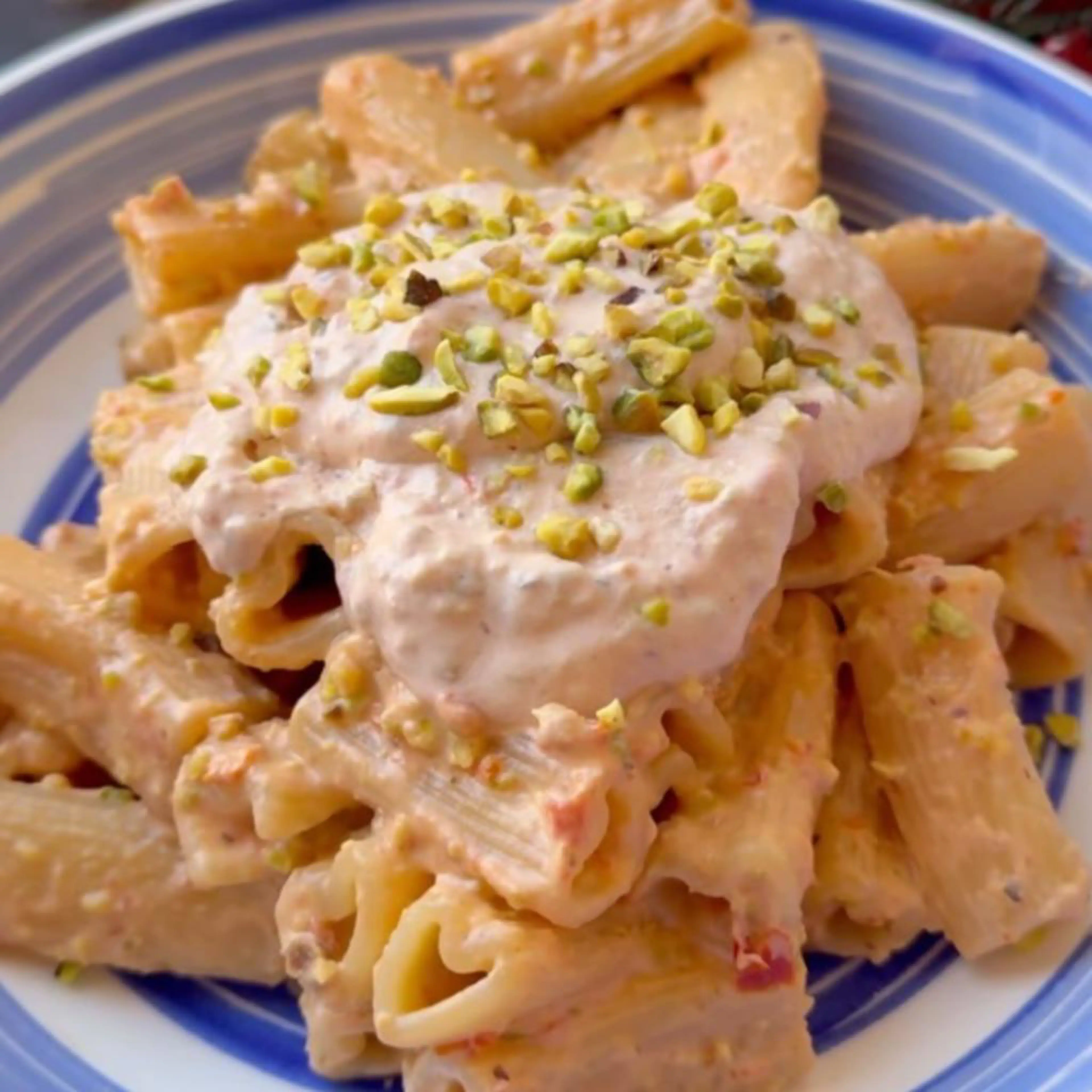 Pasta con burrata, pistacchi e pomodori secchi