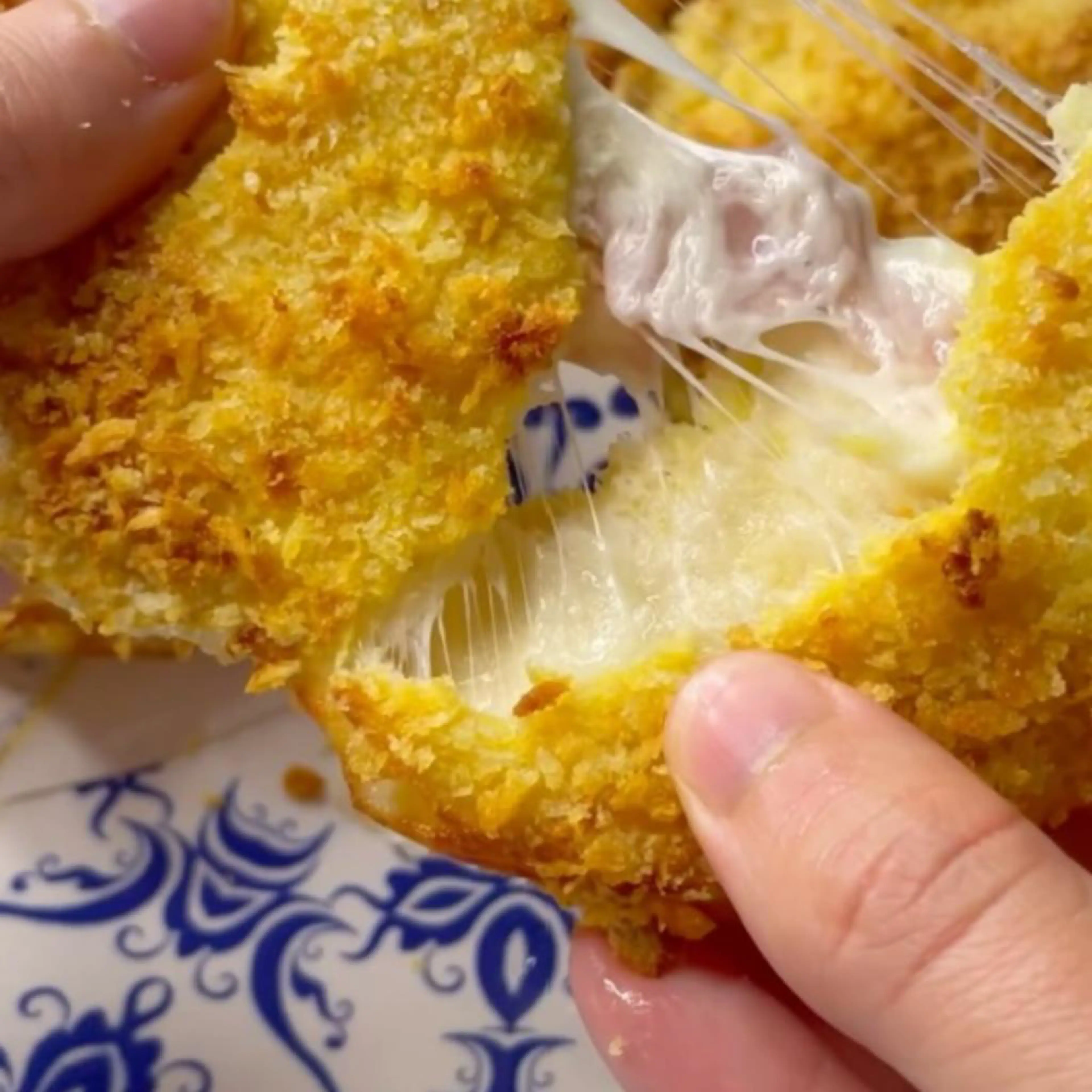 Cordon bleu di pane ripieni di prosciutto e formaggio