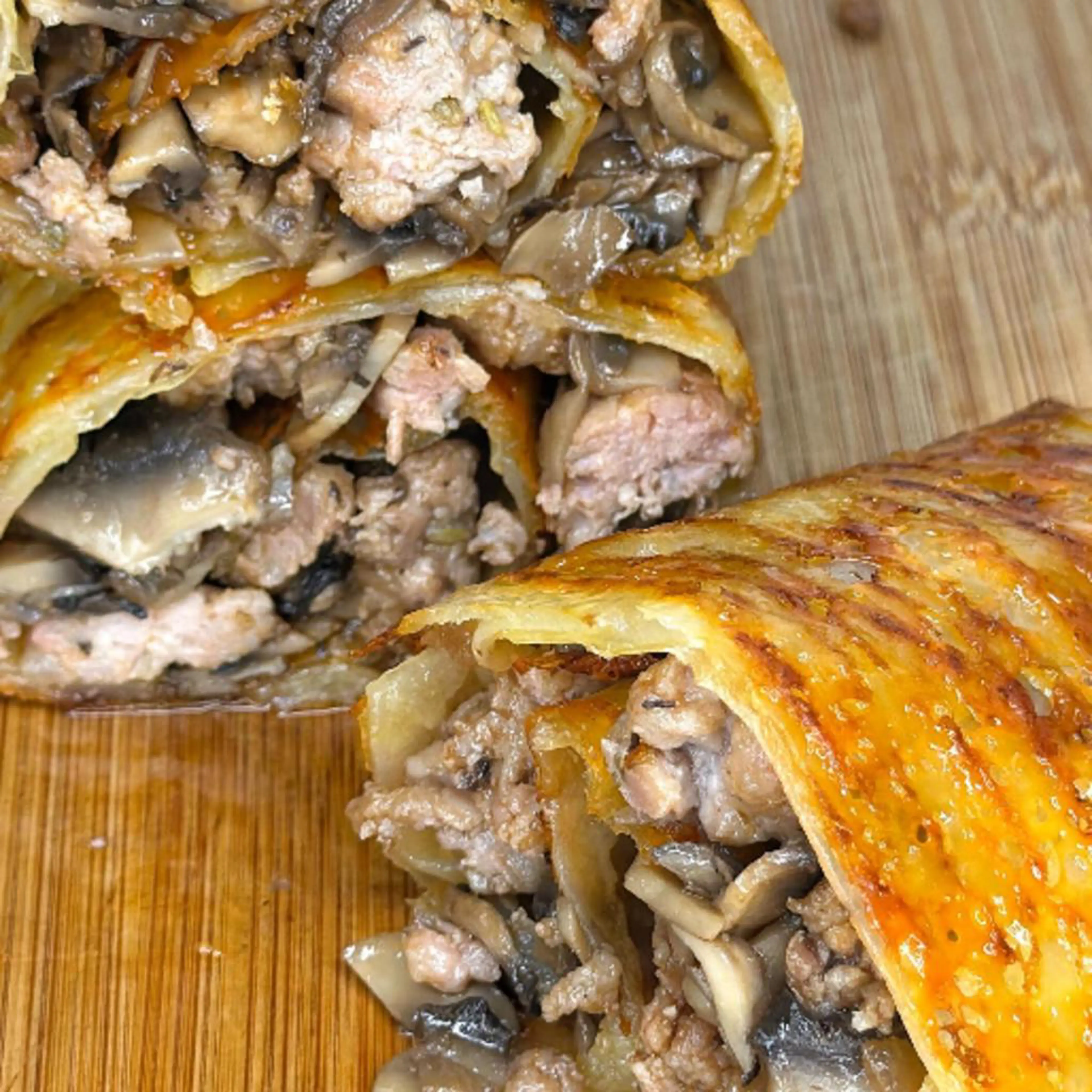 Potatisrulle fylld med salsiccia och svamp