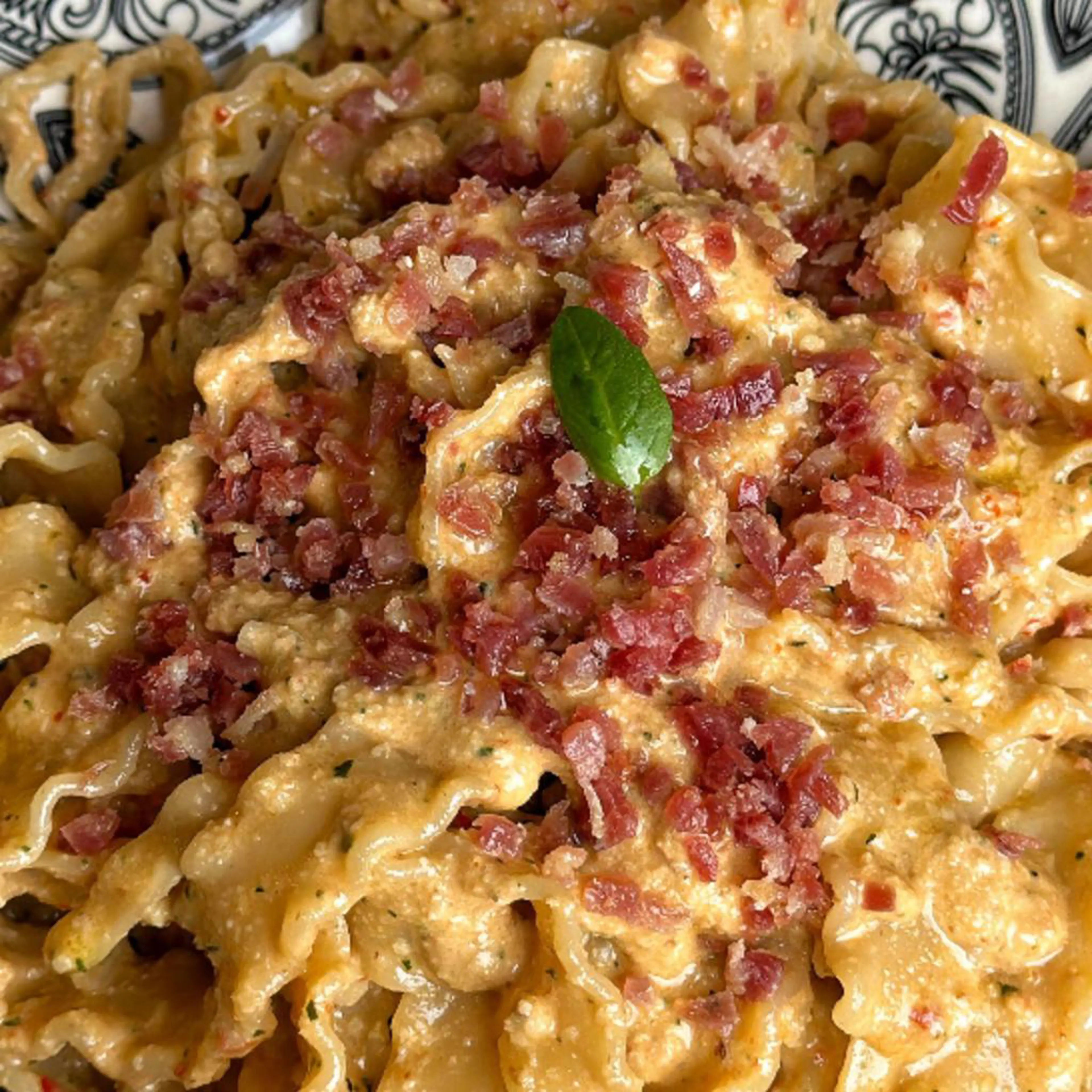 Trine con pesto di noci, pomodori secchi e pancetta